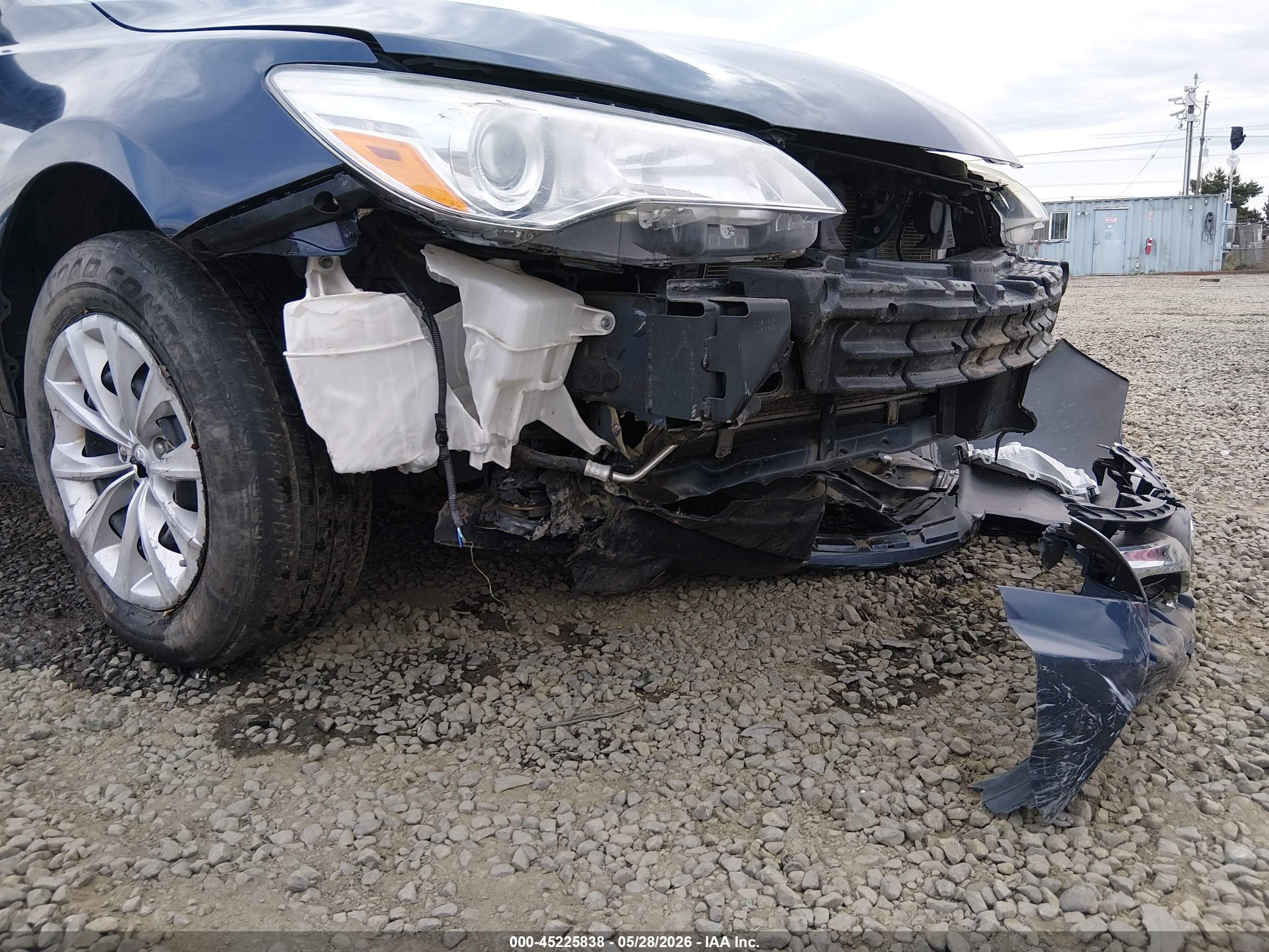 2015 Toyota Camry Le Dark Blue vin: 4T4BF1FK5FR476365
