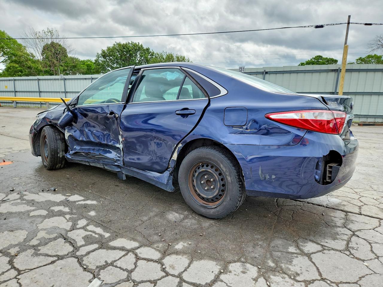 2015 Toyota Camry Le Blue vin: 4T4BF1FK5FR483719