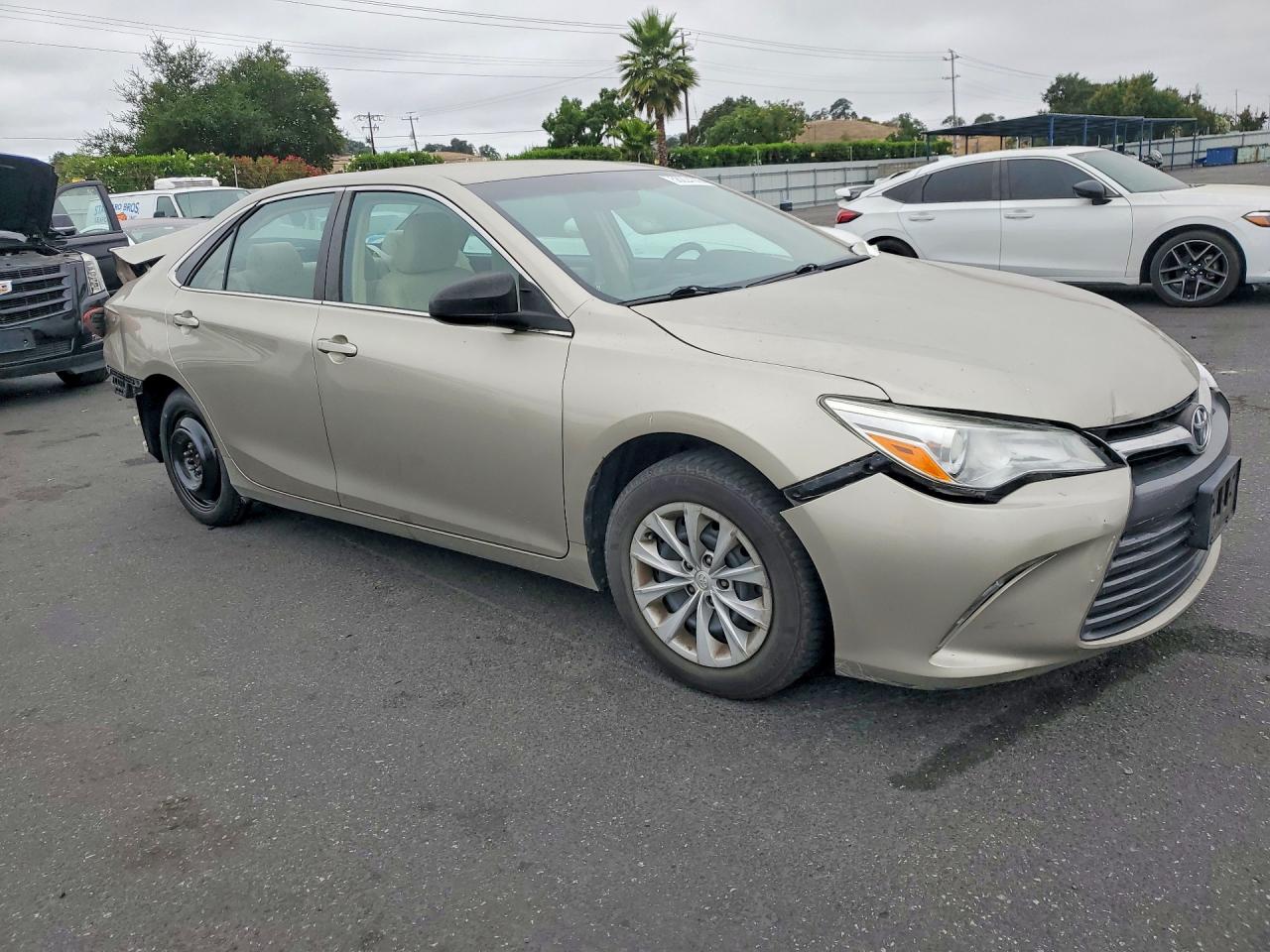 2015 Toyota Camry Le Tan vin: 4T4BF1FK5FR503113