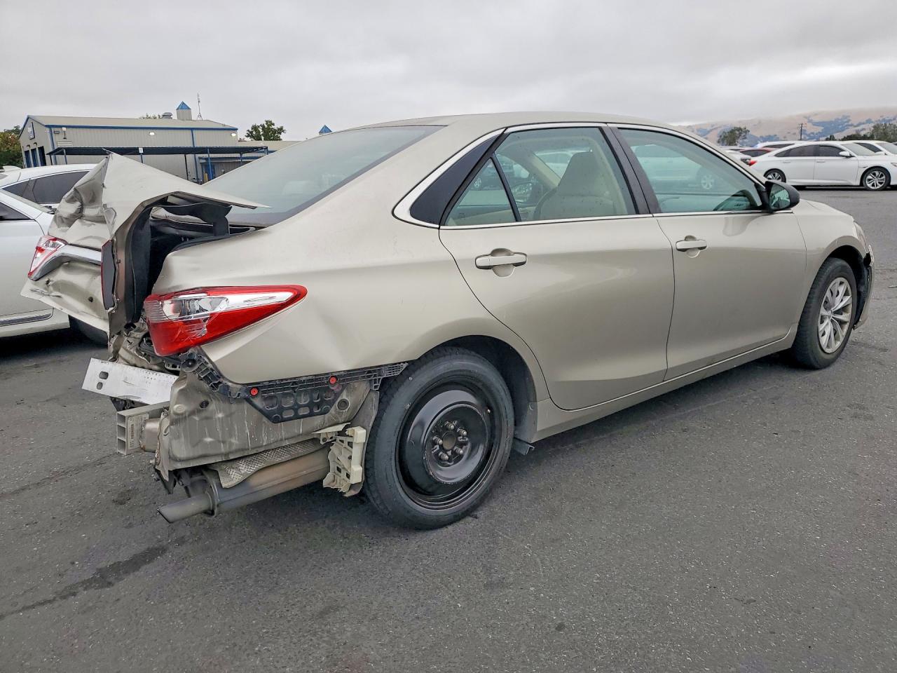 2015 Toyota Camry Le Tan vin: 4T4BF1FK5FR503113