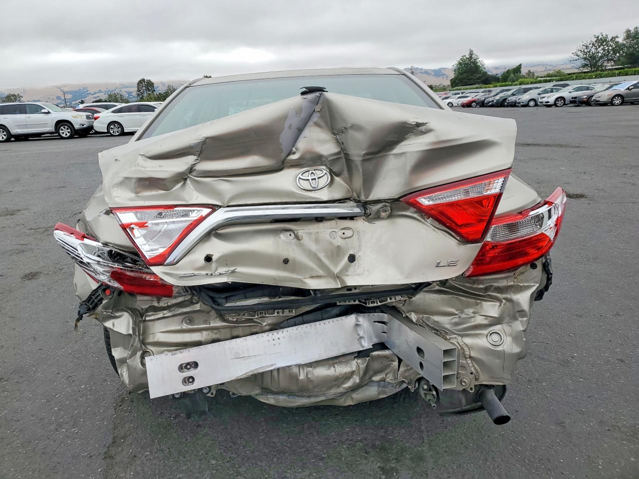 2015 Toyota Camry Le Tan vin: 4T4BF1FK5FR503113