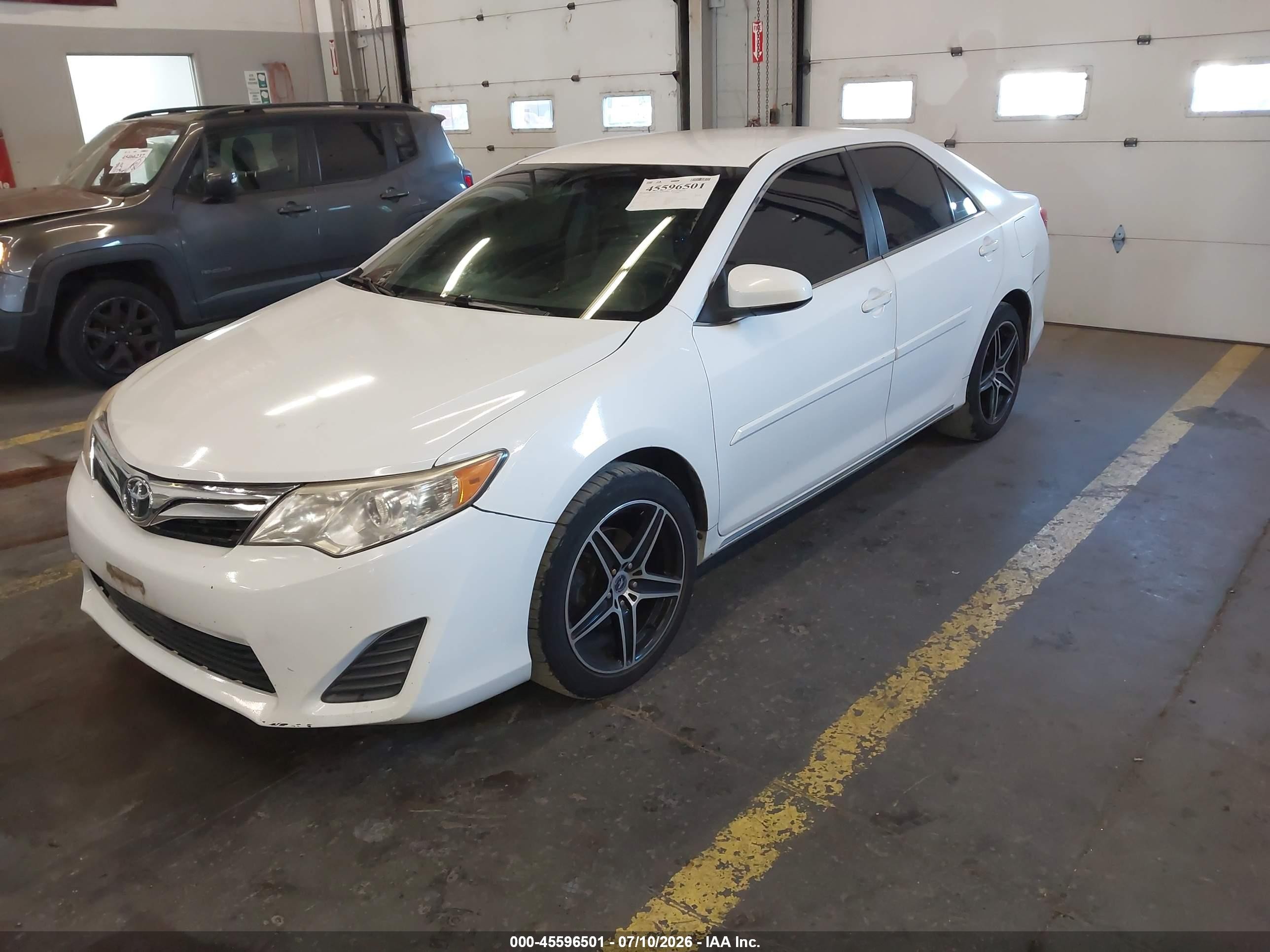 2013 Toyota Camry Le Белый vin: 4T4BF1FK6DR296213