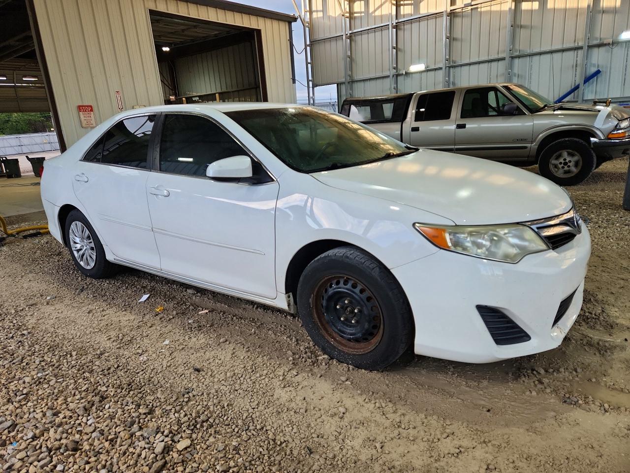 2013 Toyota Camry Le White vin: 4T4BF1FK6DR328626