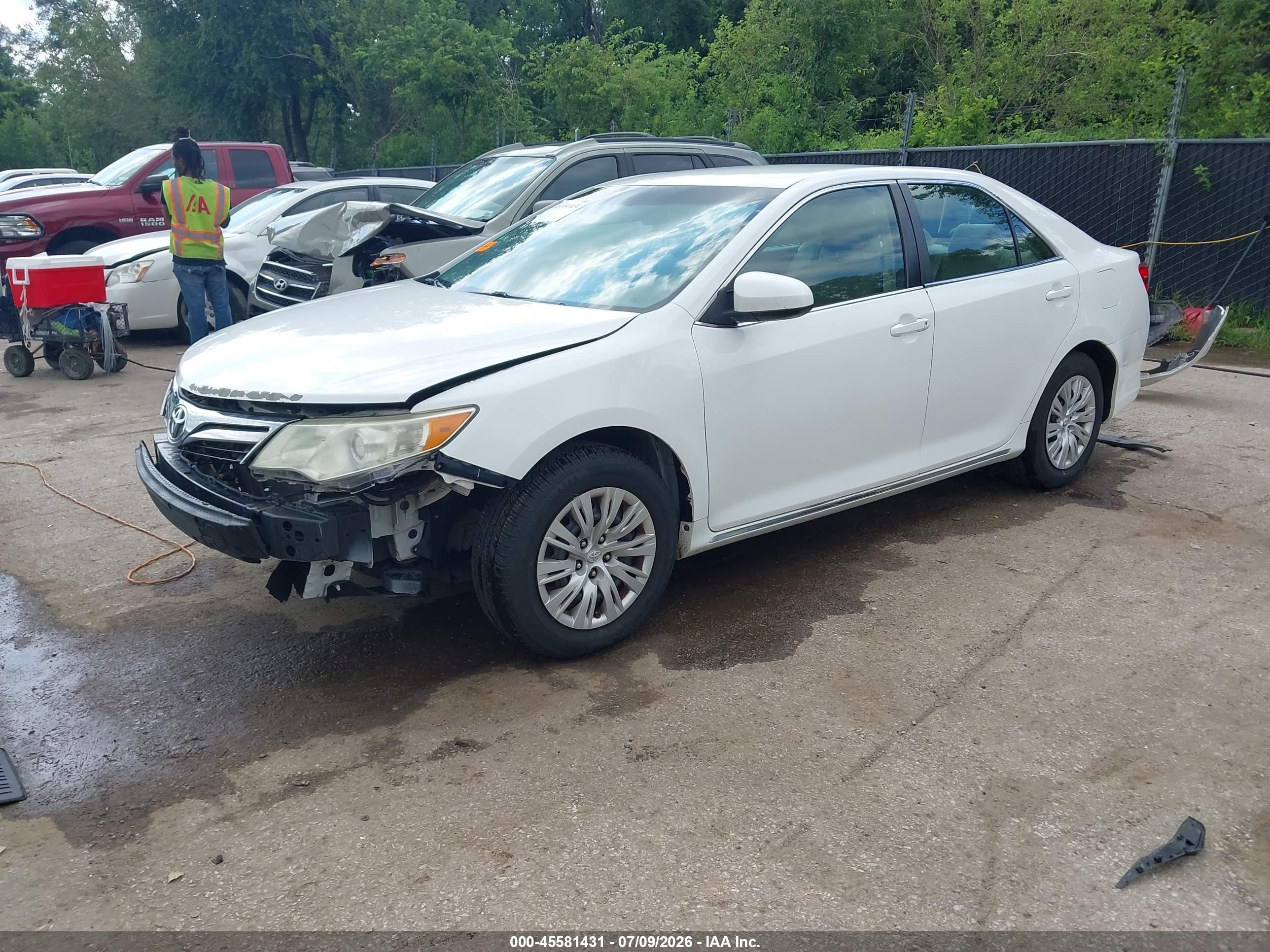 2014 Toyota Camry Le White vin: 4T4BF1FK6ER384955