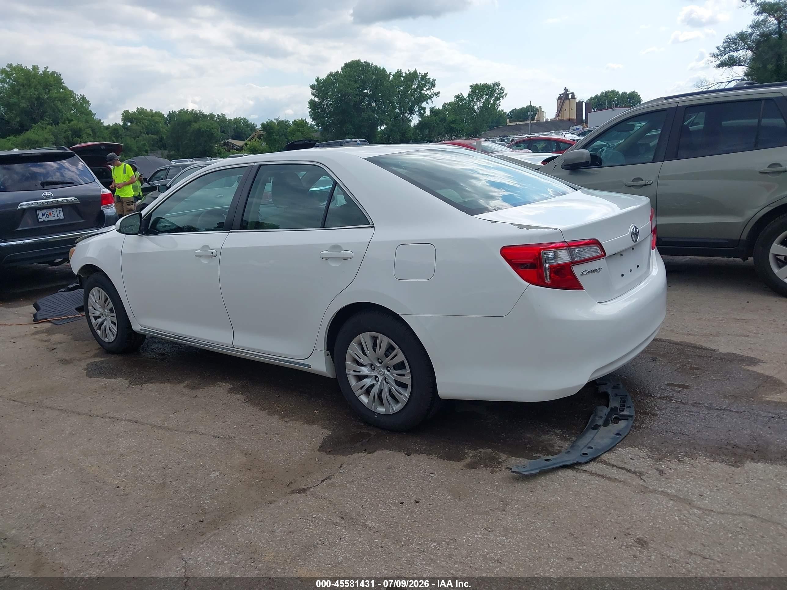 2014 Toyota Camry Le White vin: 4T4BF1FK6ER384955