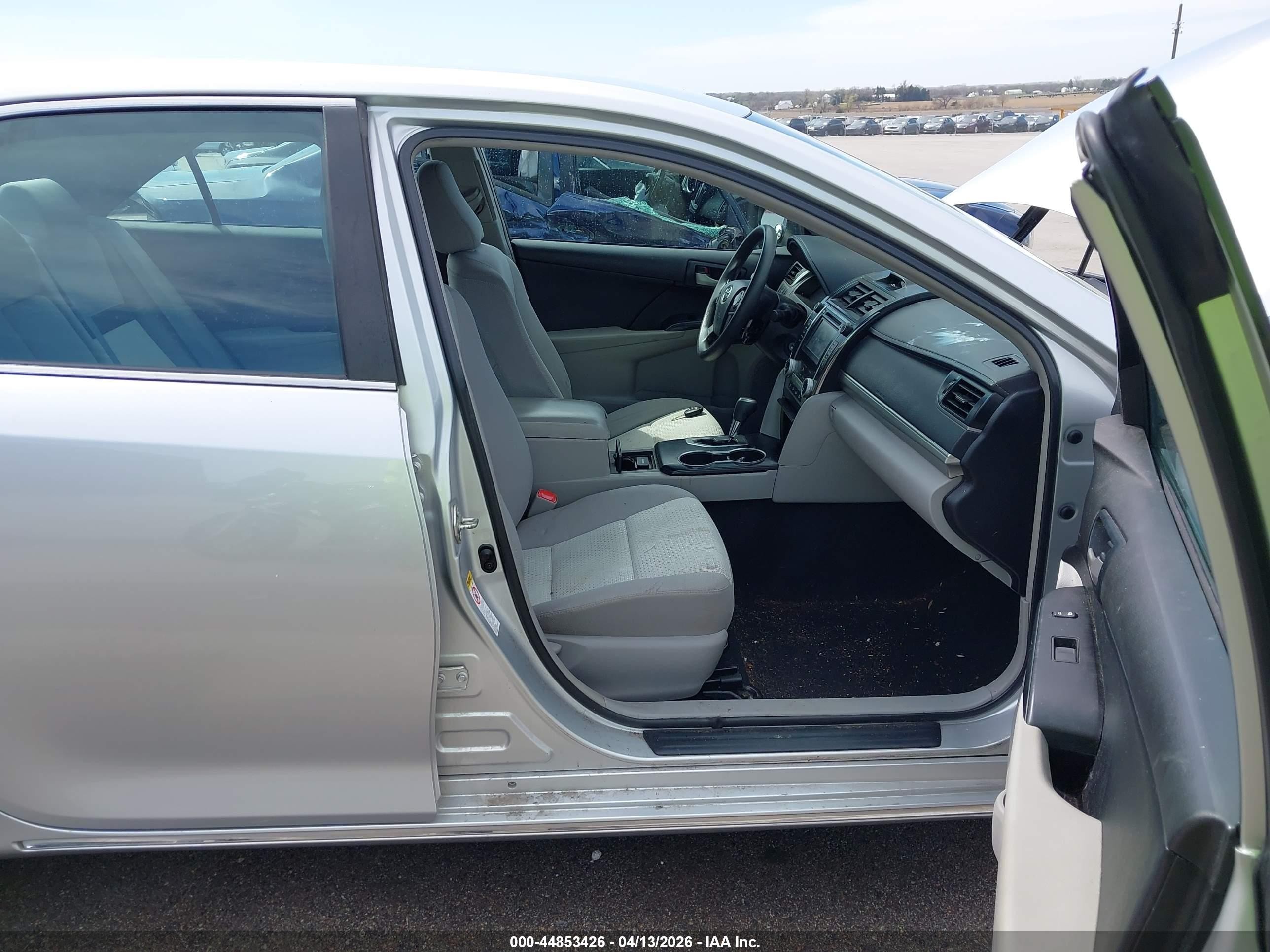 2014 Toyota Camry Le Серебряный vin: 4T4BF1FK6ER443857