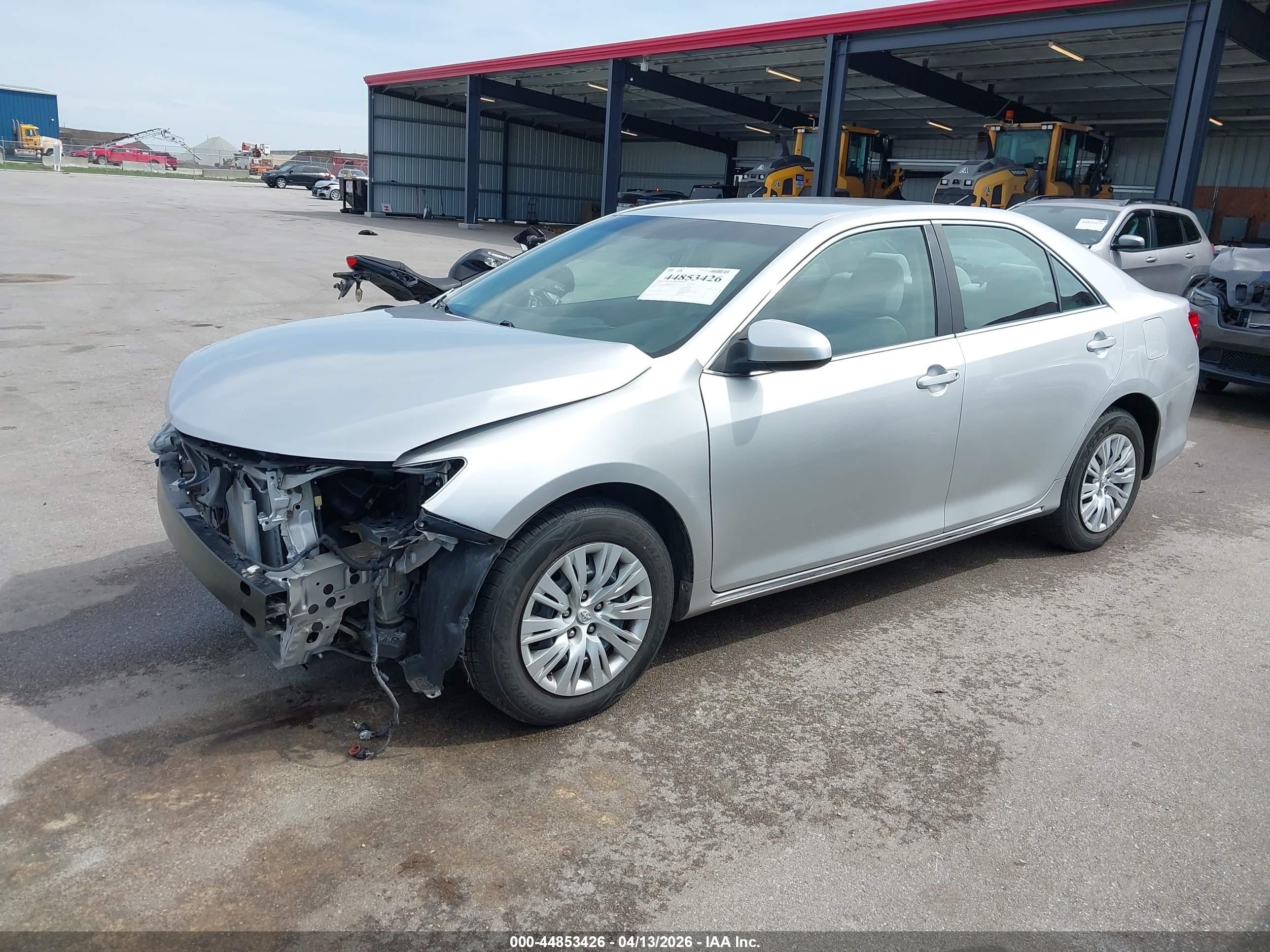 2014 Toyota Camry Le Серебряный vin: 4T4BF1FK6ER443857