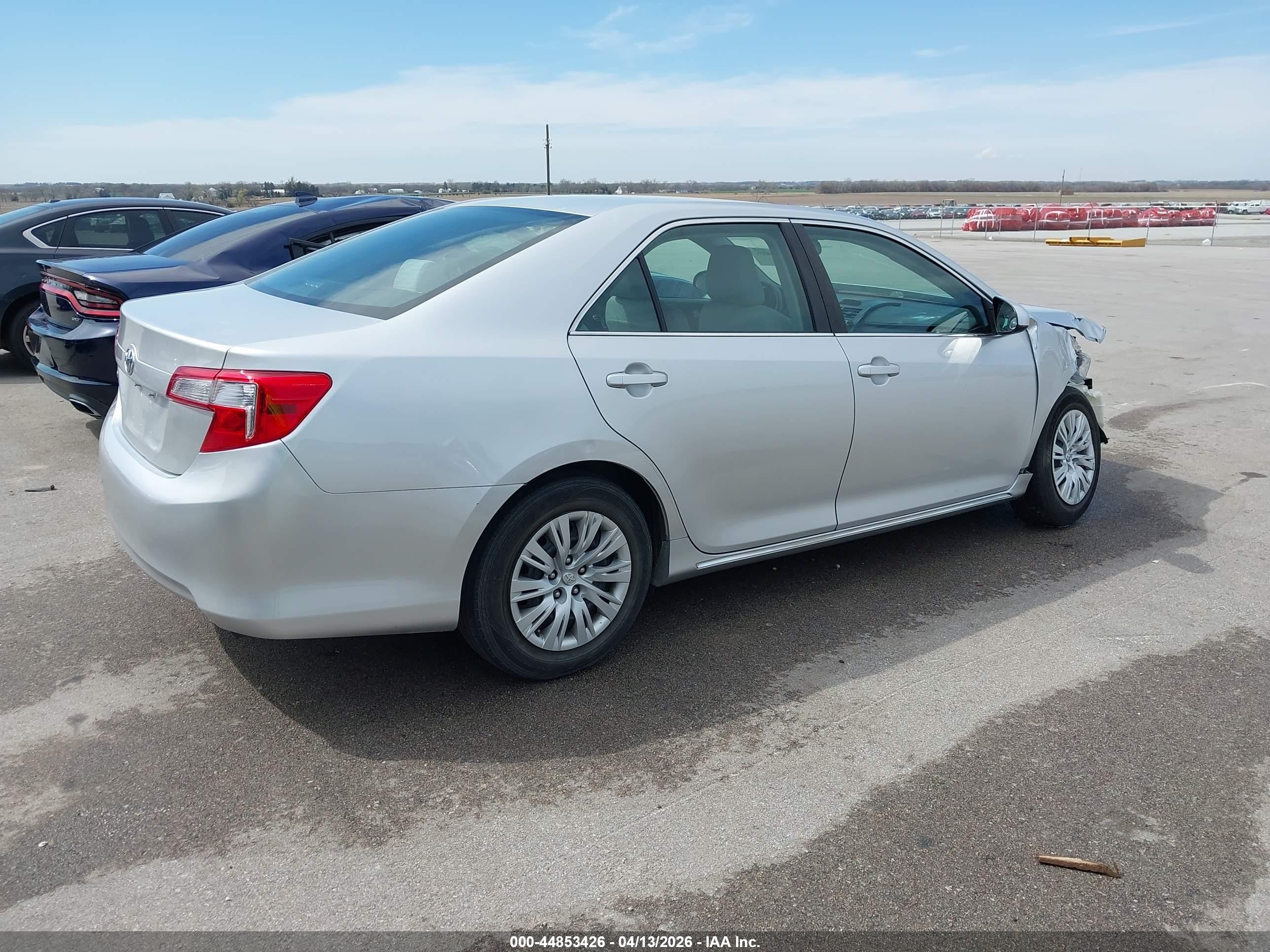 2014 Toyota Camry Le Серебряный vin: 4T4BF1FK6ER443857
