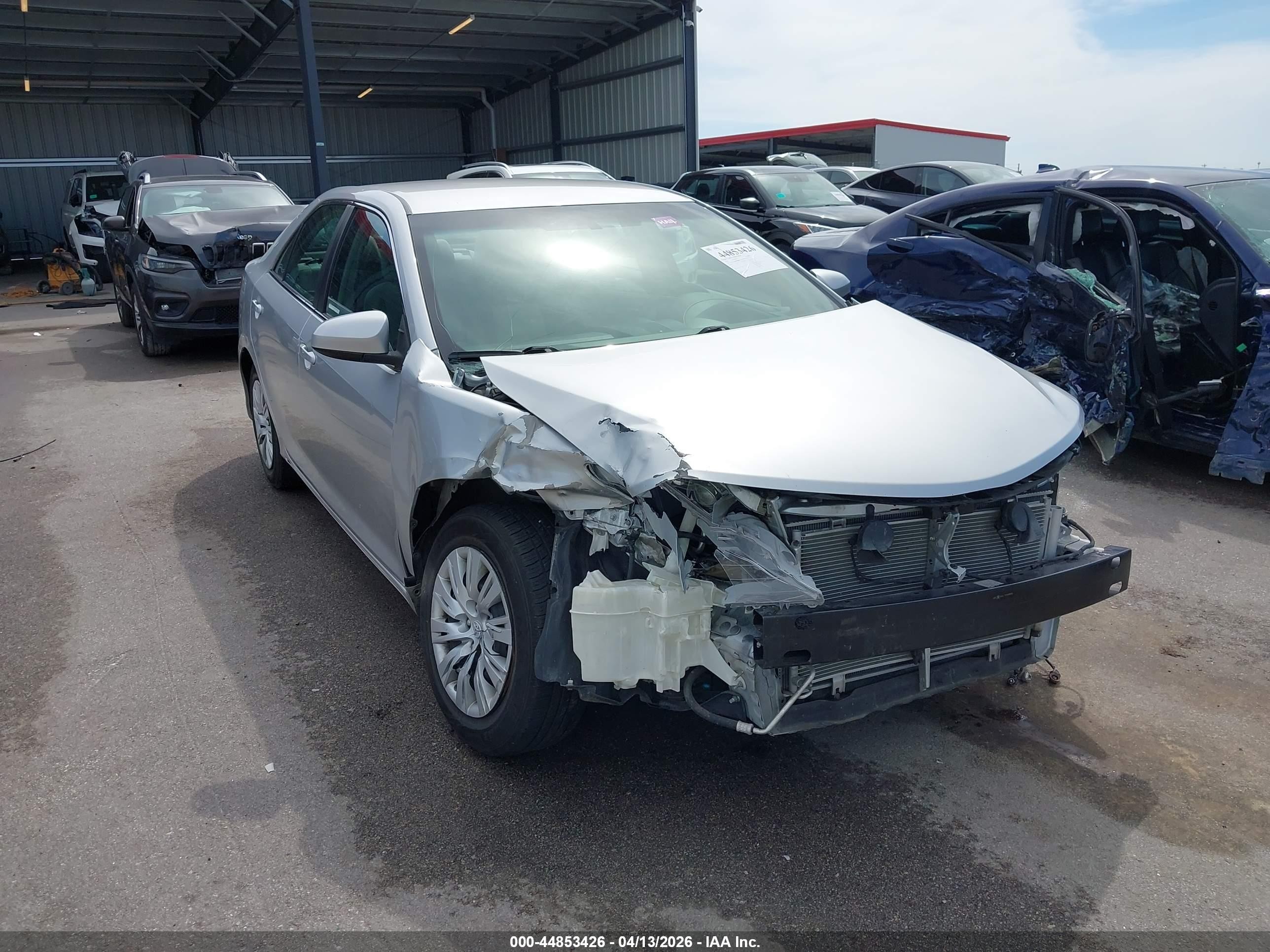 2014 Toyota Camry Le Серебряный vin: 4T4BF1FK6ER443857