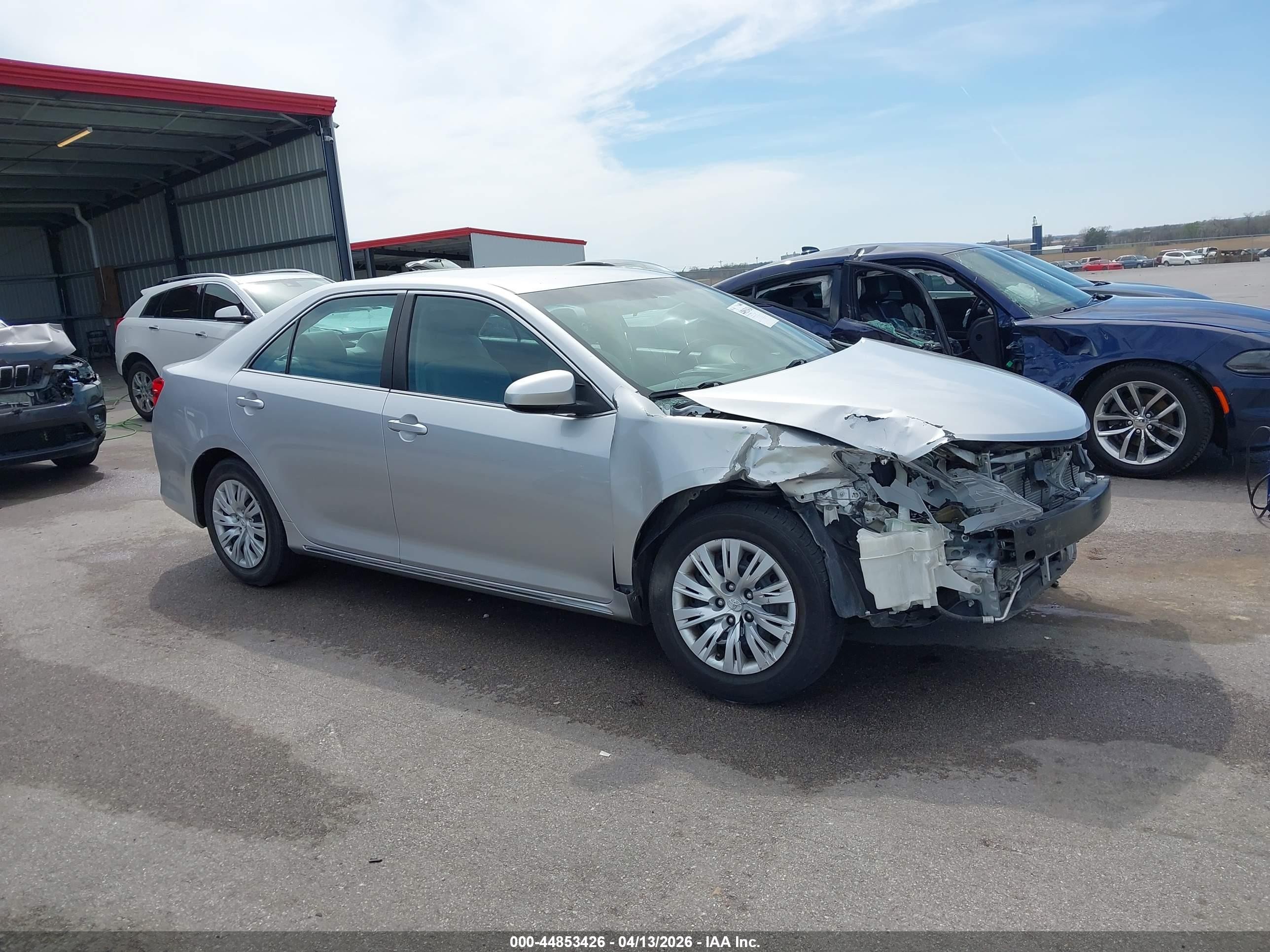 2014 Toyota Camry Le Серебряный vin: 4T4BF1FK6ER443857
