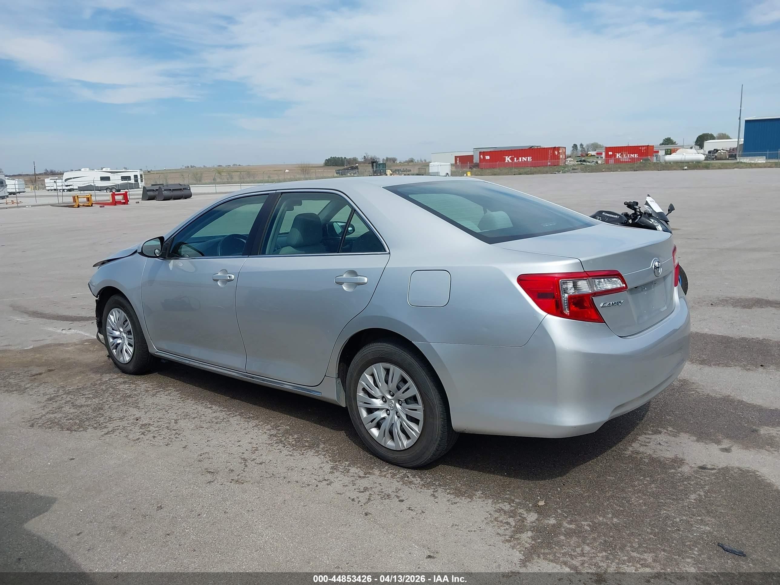 2014 Toyota Camry Le Серебряный vin: 4T4BF1FK6ER443857