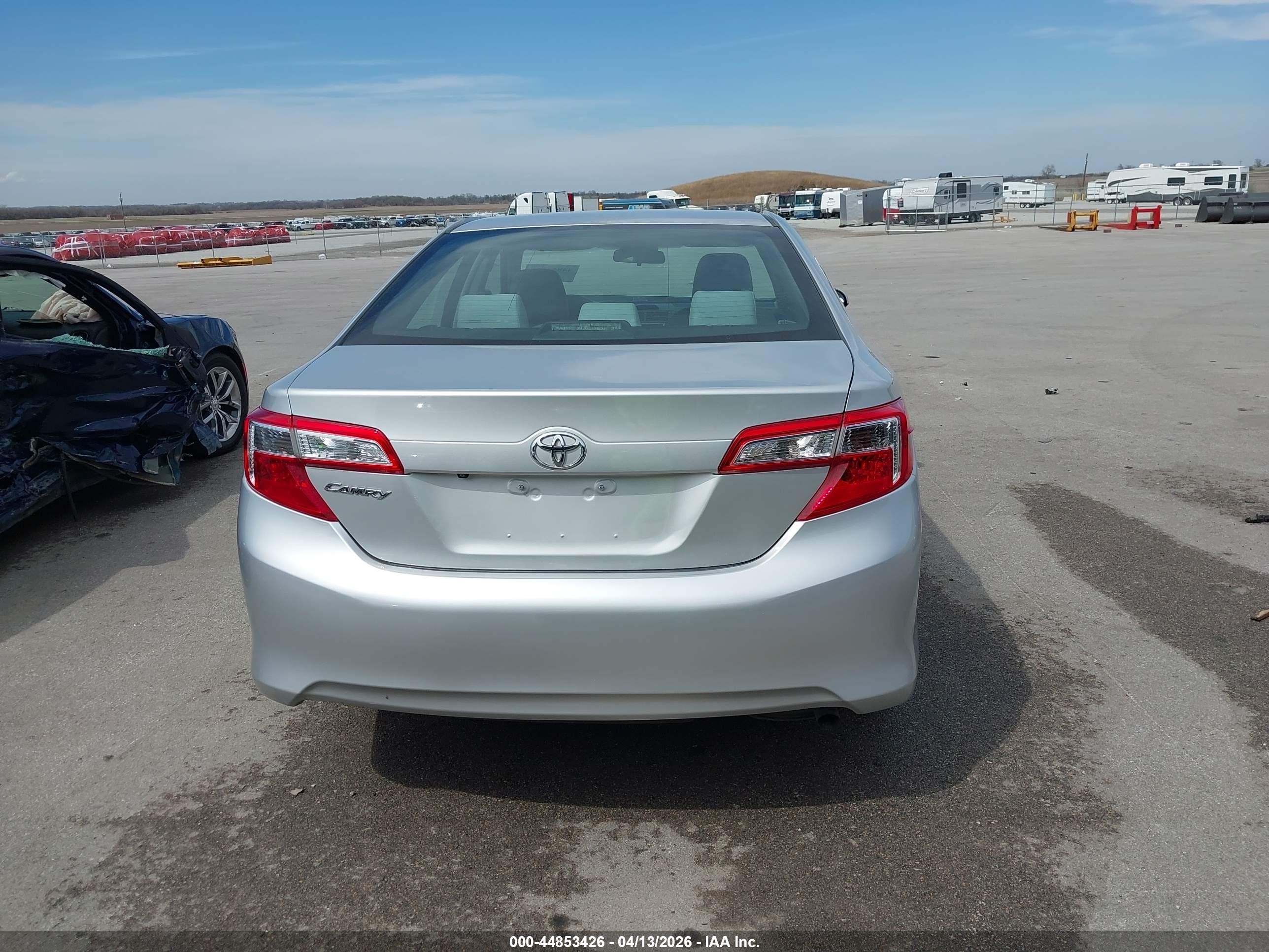 2014 Toyota Camry Le Серебряный vin: 4T4BF1FK6ER443857