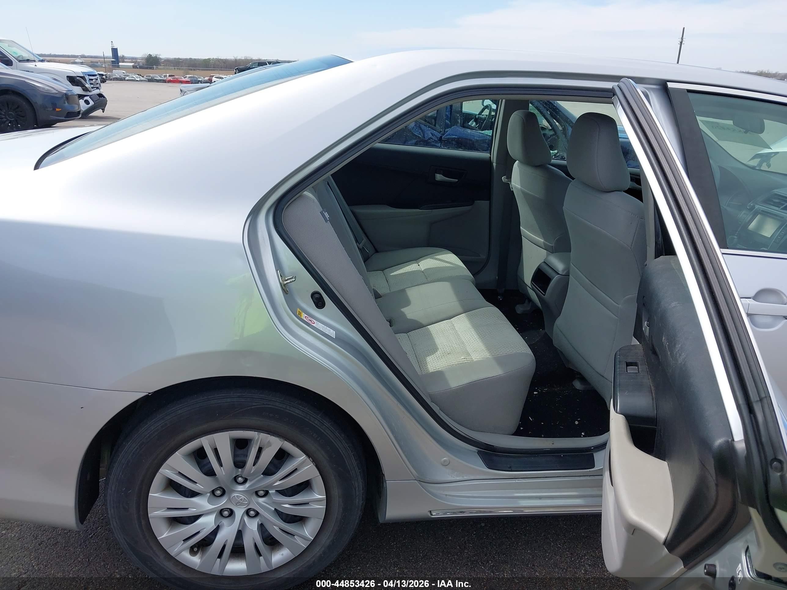 2014 Toyota Camry Le Серебряный vin: 4T4BF1FK6ER443857