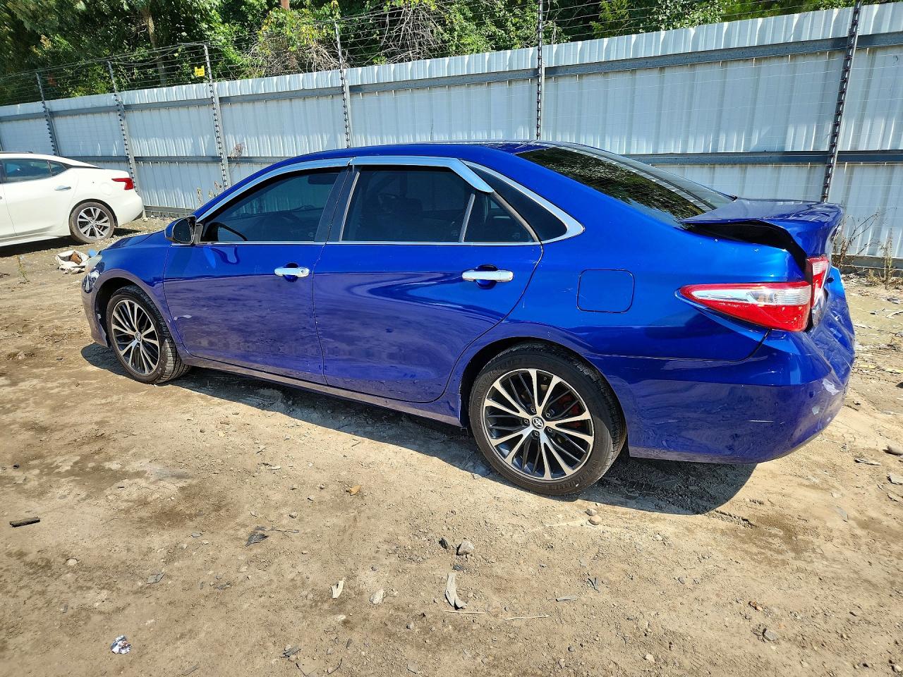 2015 Toyota Camry Le Blue vin: 4T4BF1FK6FR511284