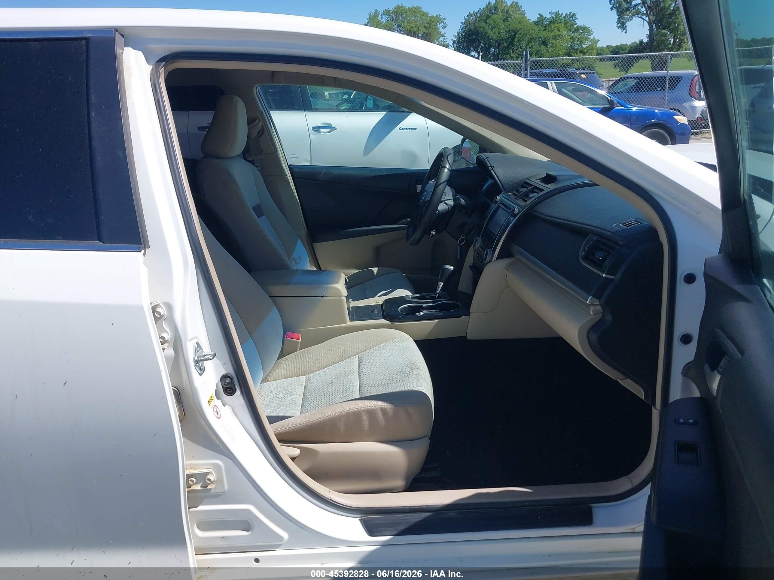 2012 Toyota Camry Le White vin: 4T4BF1FK7CR204010