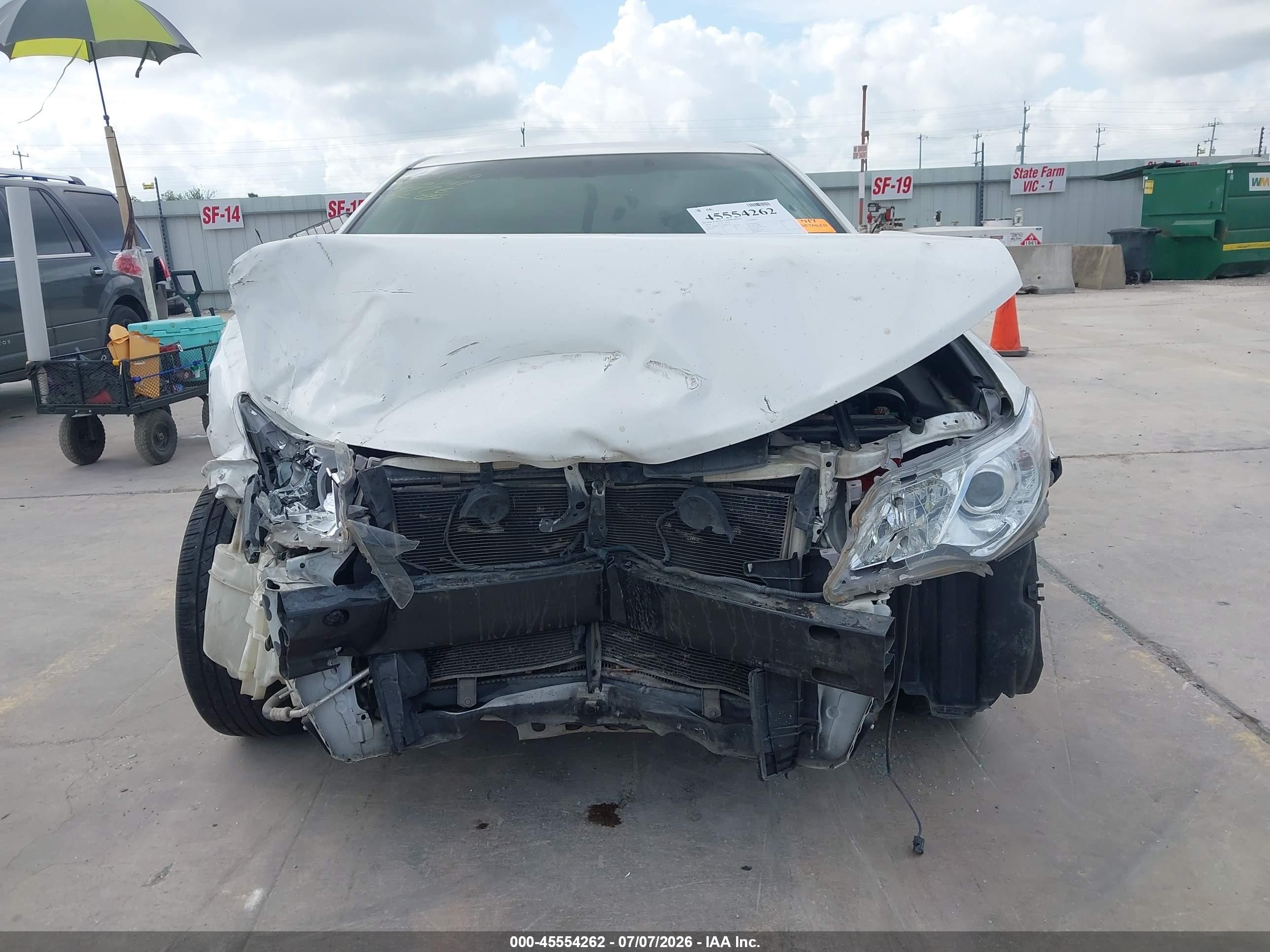 2014 Toyota Camry Le White vin: 4T4BF1FK7ER371776
