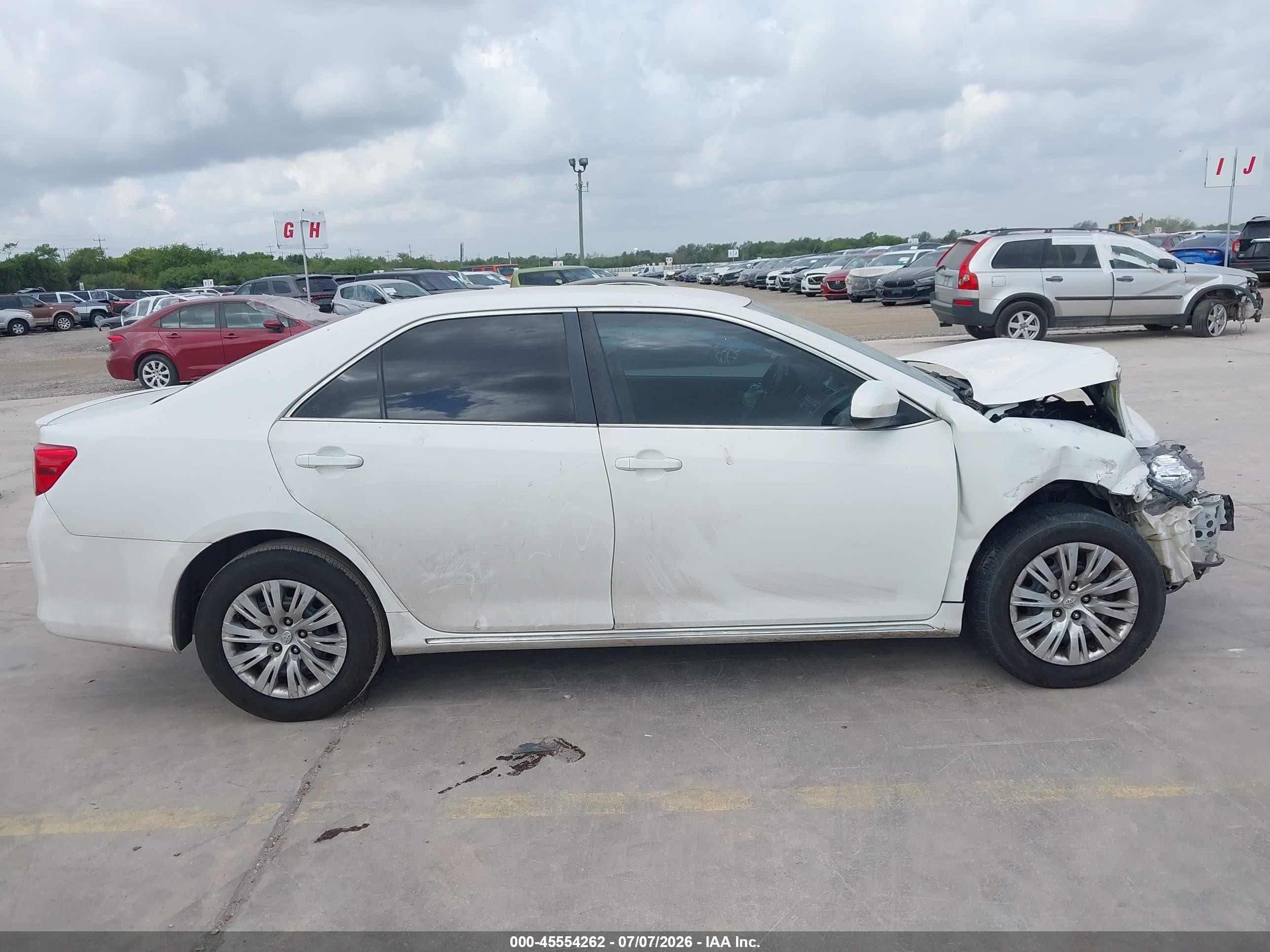 2014 Toyota Camry Le White vin: 4T4BF1FK7ER371776