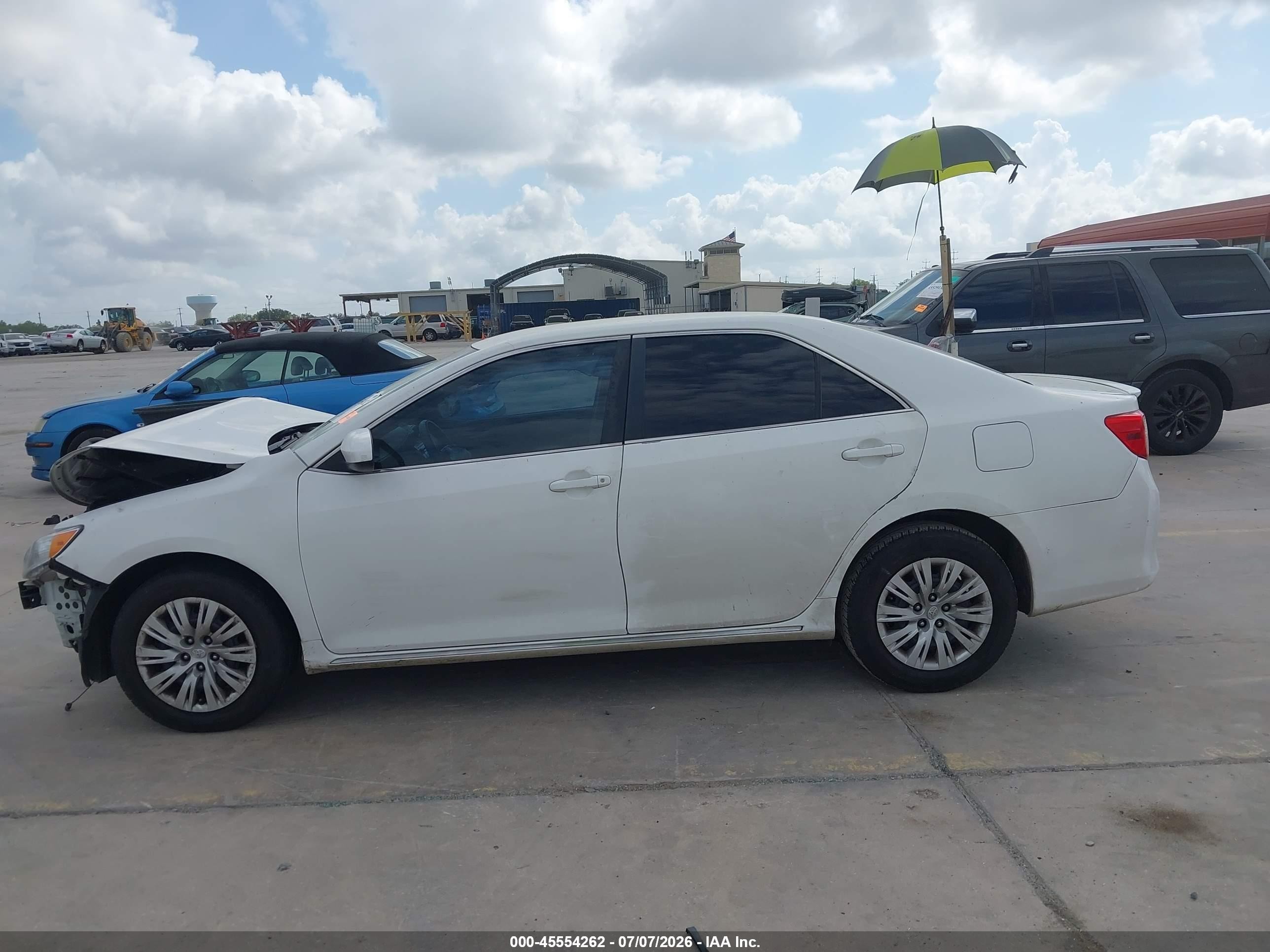 2014 Toyota Camry Le White vin: 4T4BF1FK7ER371776
