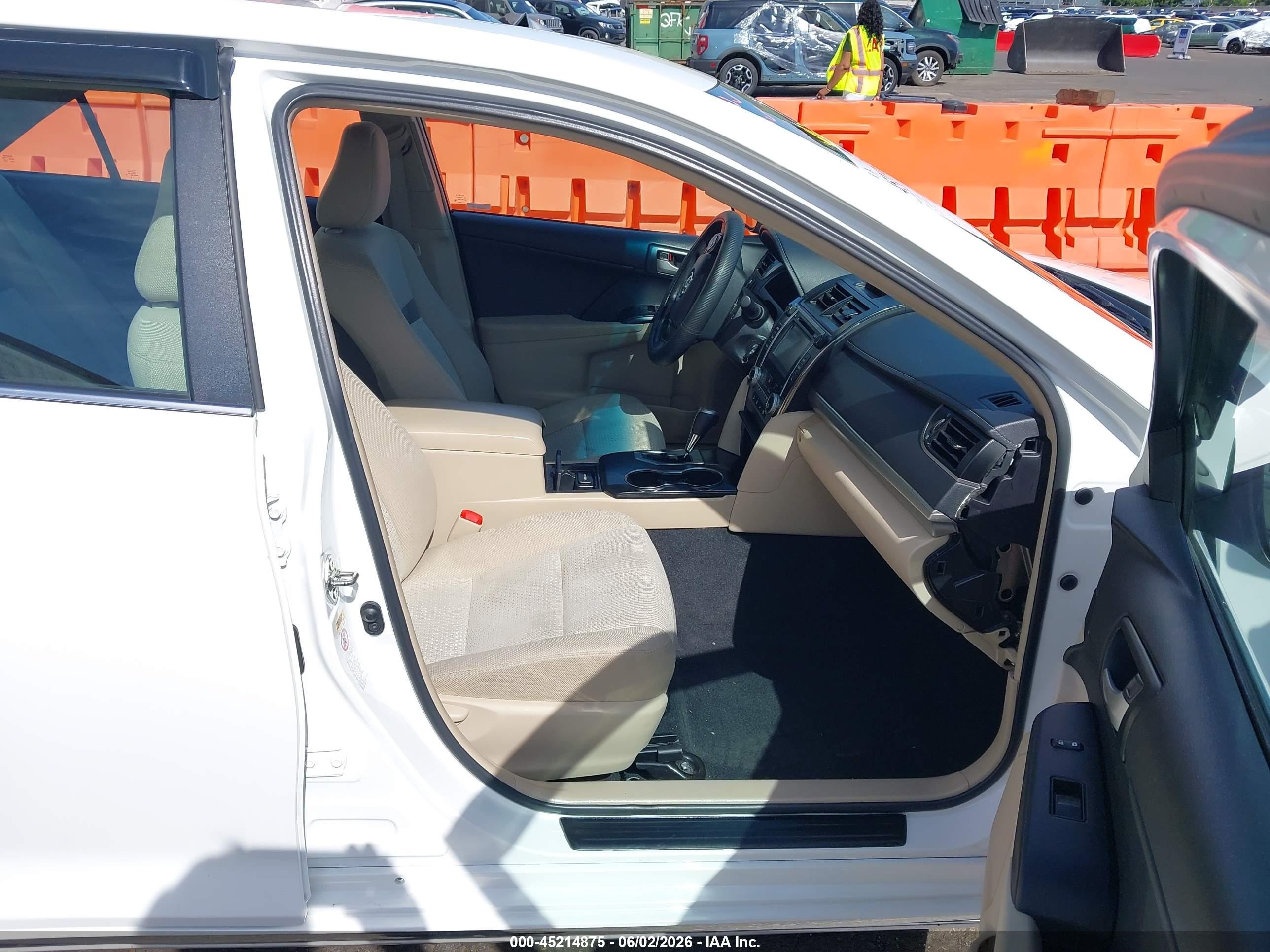 2014 Toyota Camry Le White vin: 4T4BF1FK7ER380493