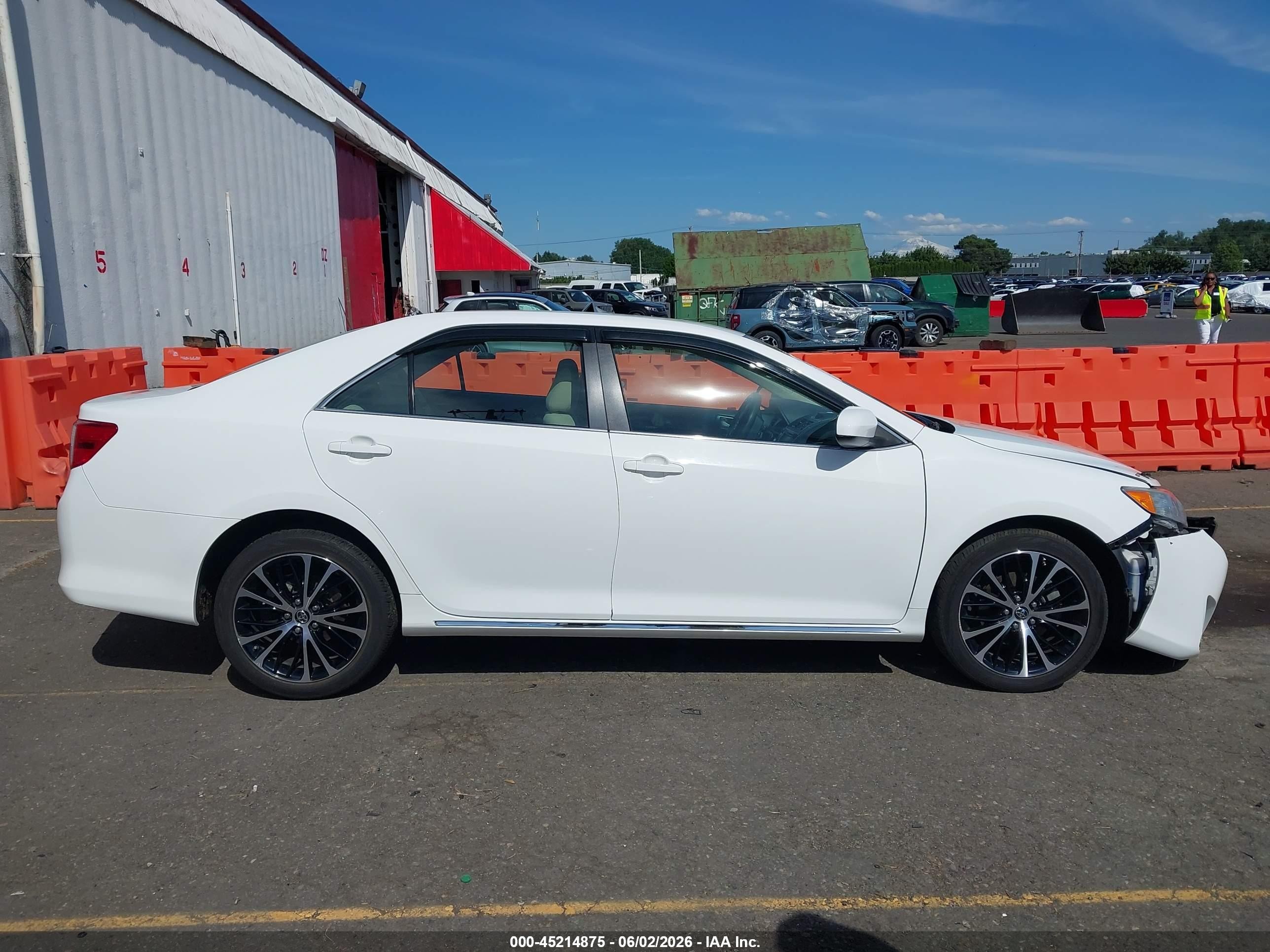 2014 Toyota Camry Le White vin: 4T4BF1FK7ER380493