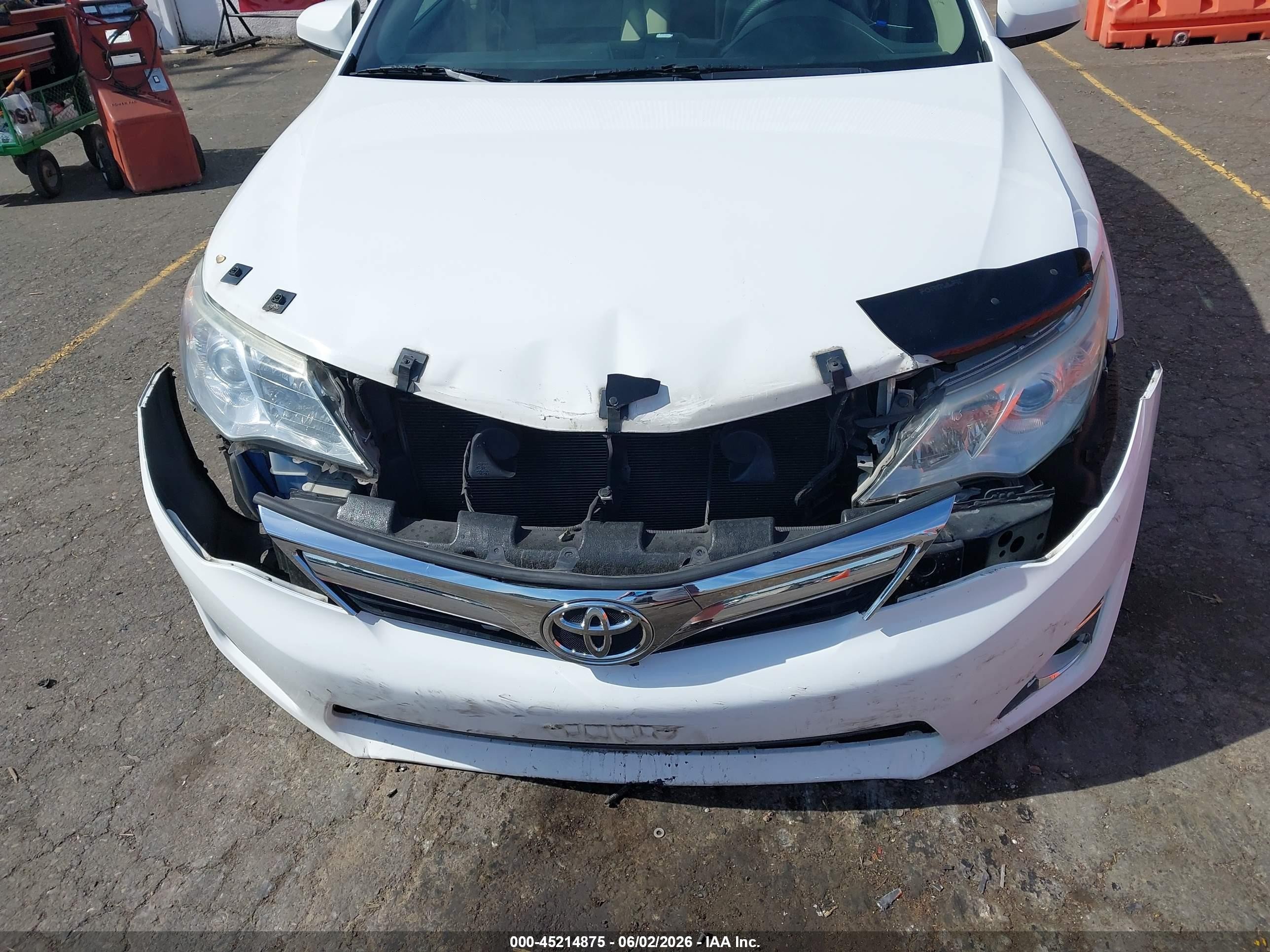 2014 Toyota Camry Le White vin: 4T4BF1FK7ER380493