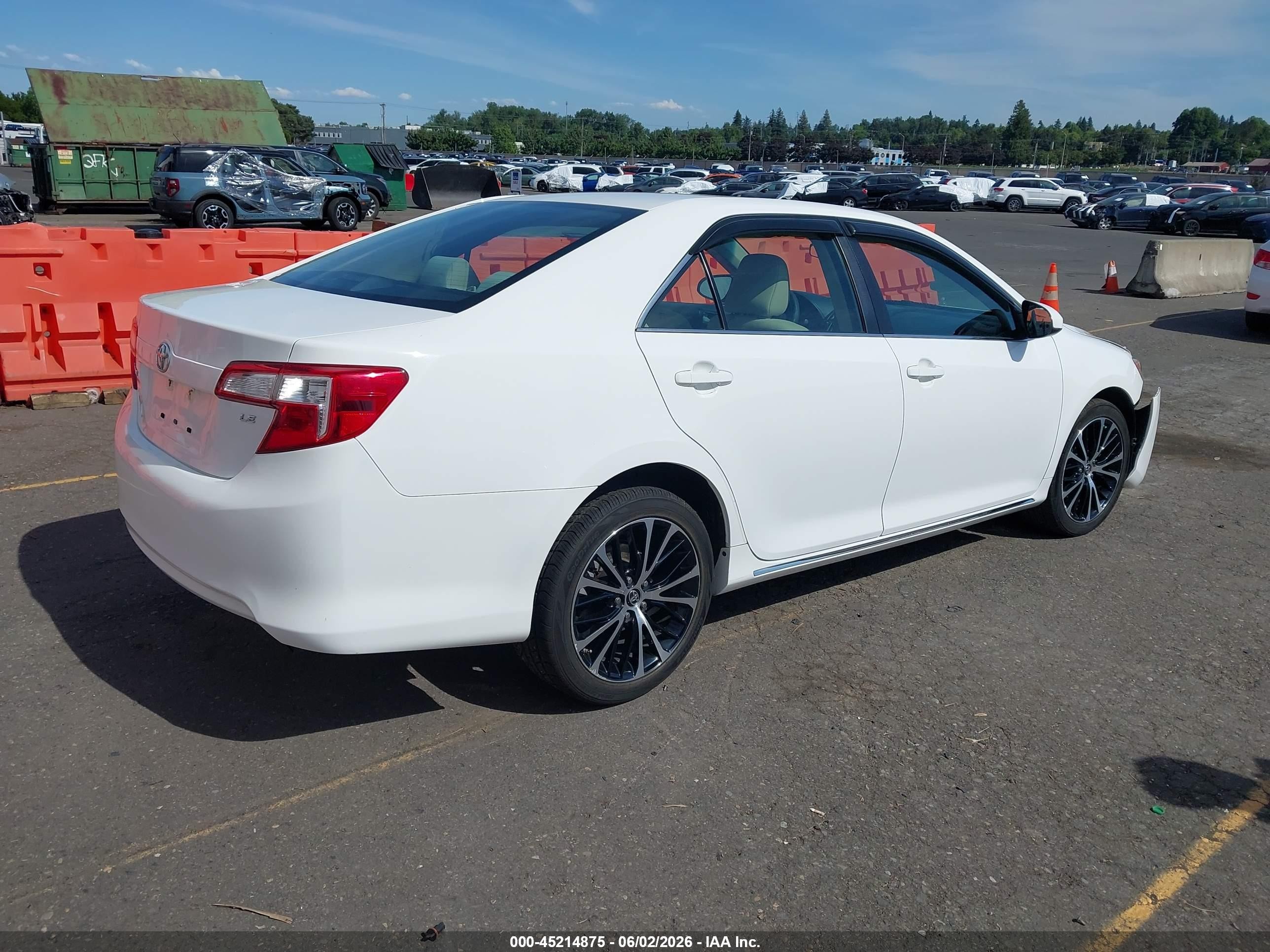 2014 Toyota Camry Le White vin: 4T4BF1FK7ER380493