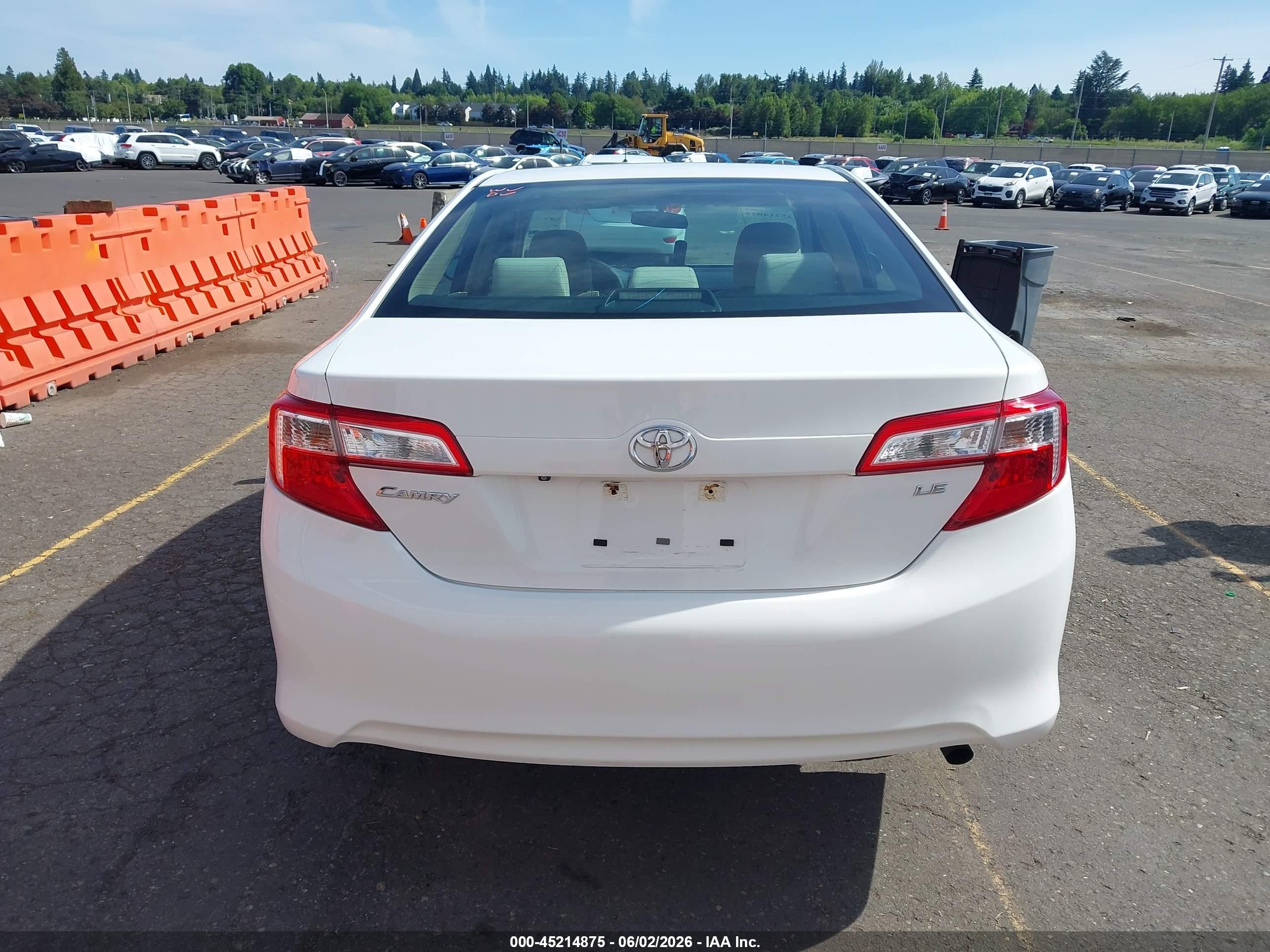 2014 Toyota Camry Le White vin: 4T4BF1FK7ER380493