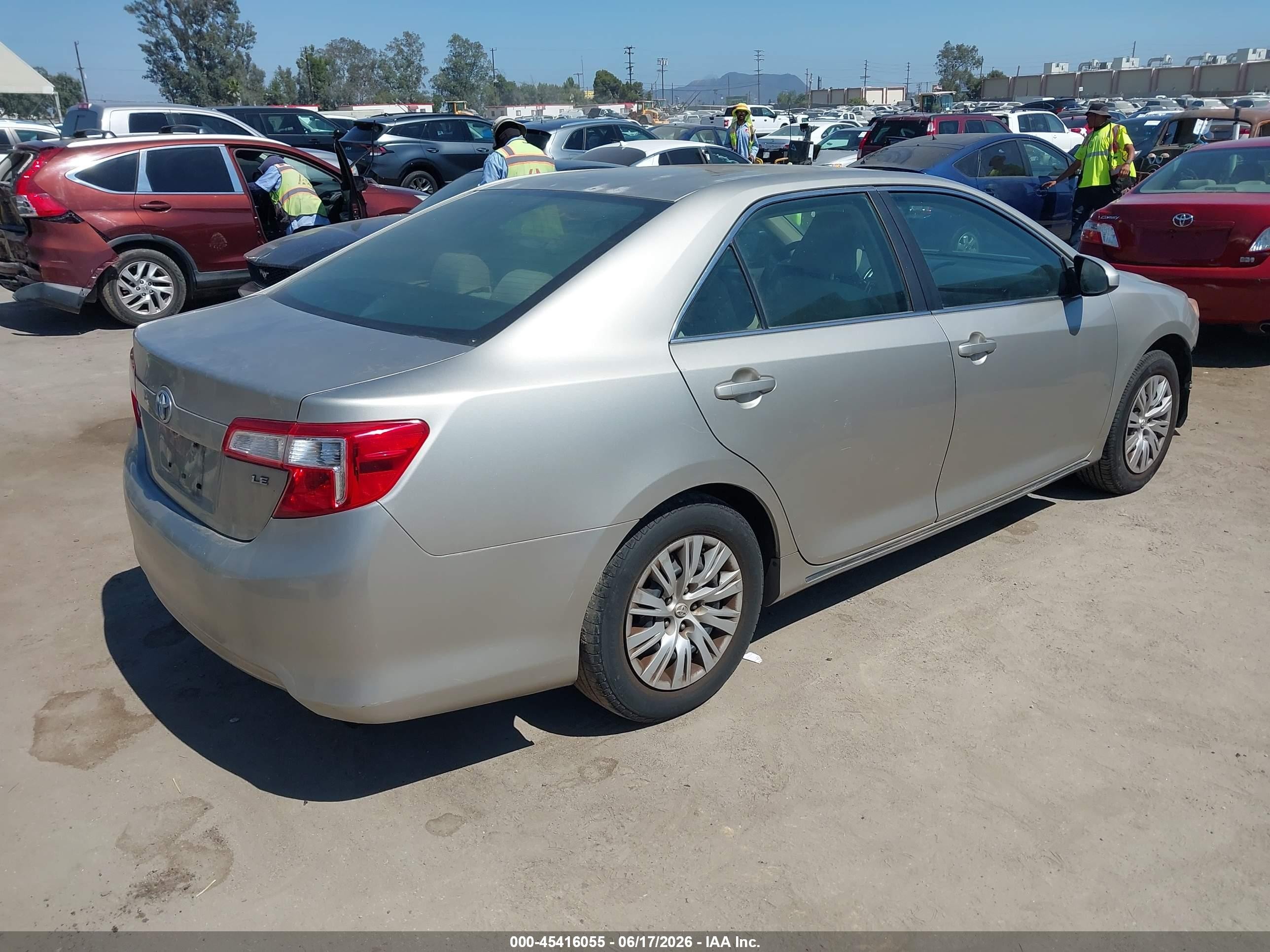 2014 Toyota Camry Le Серебряный vin: 4T4BF1FK7ER438103