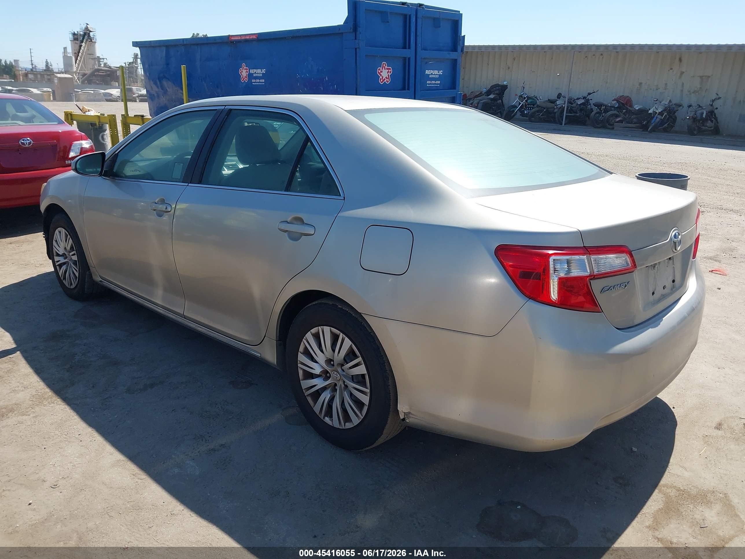 2014 Toyota Camry Le Серебряный vin: 4T4BF1FK7ER438103
