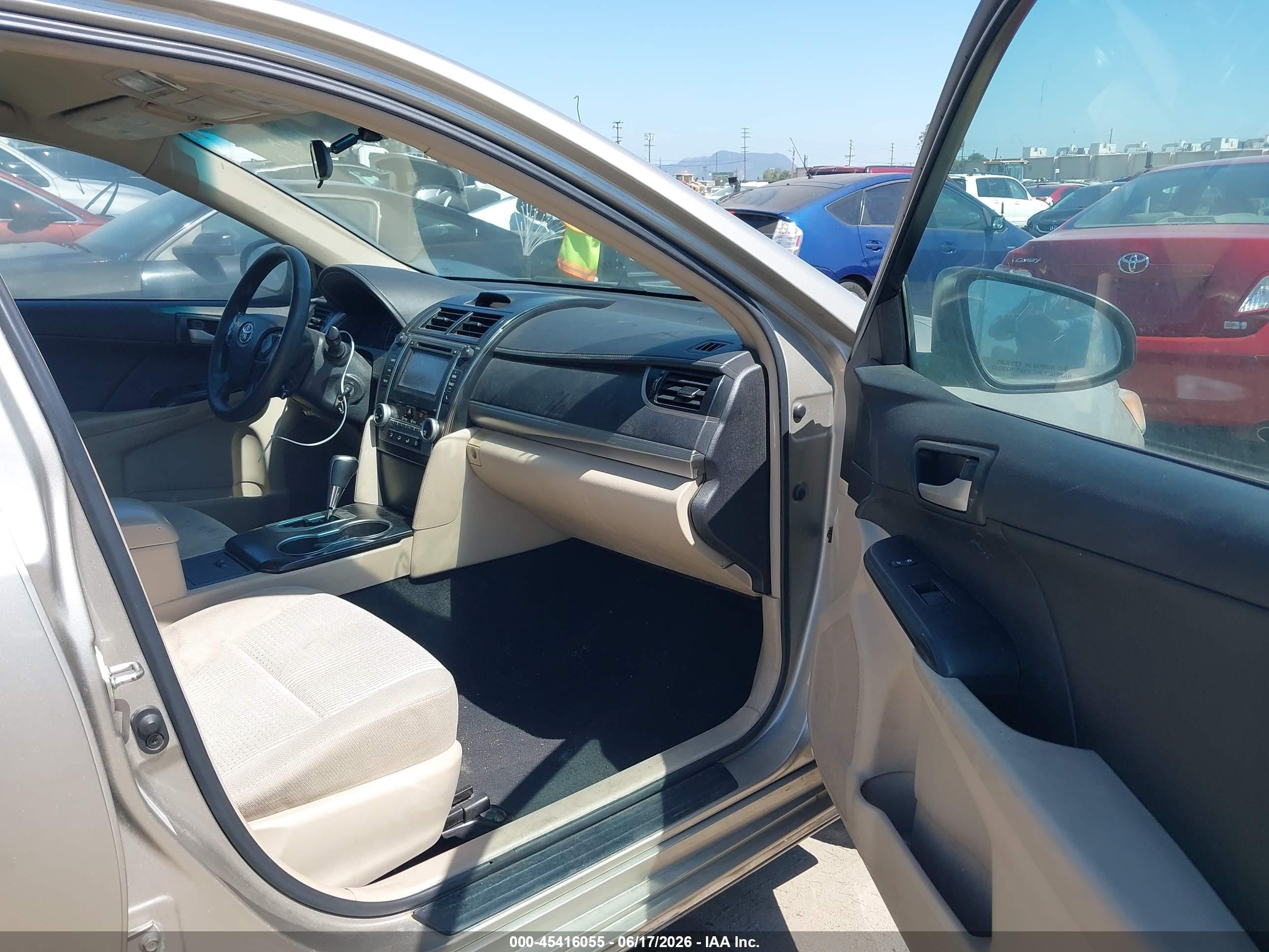 2014 Toyota Camry Le Серебряный vin: 4T4BF1FK7ER438103