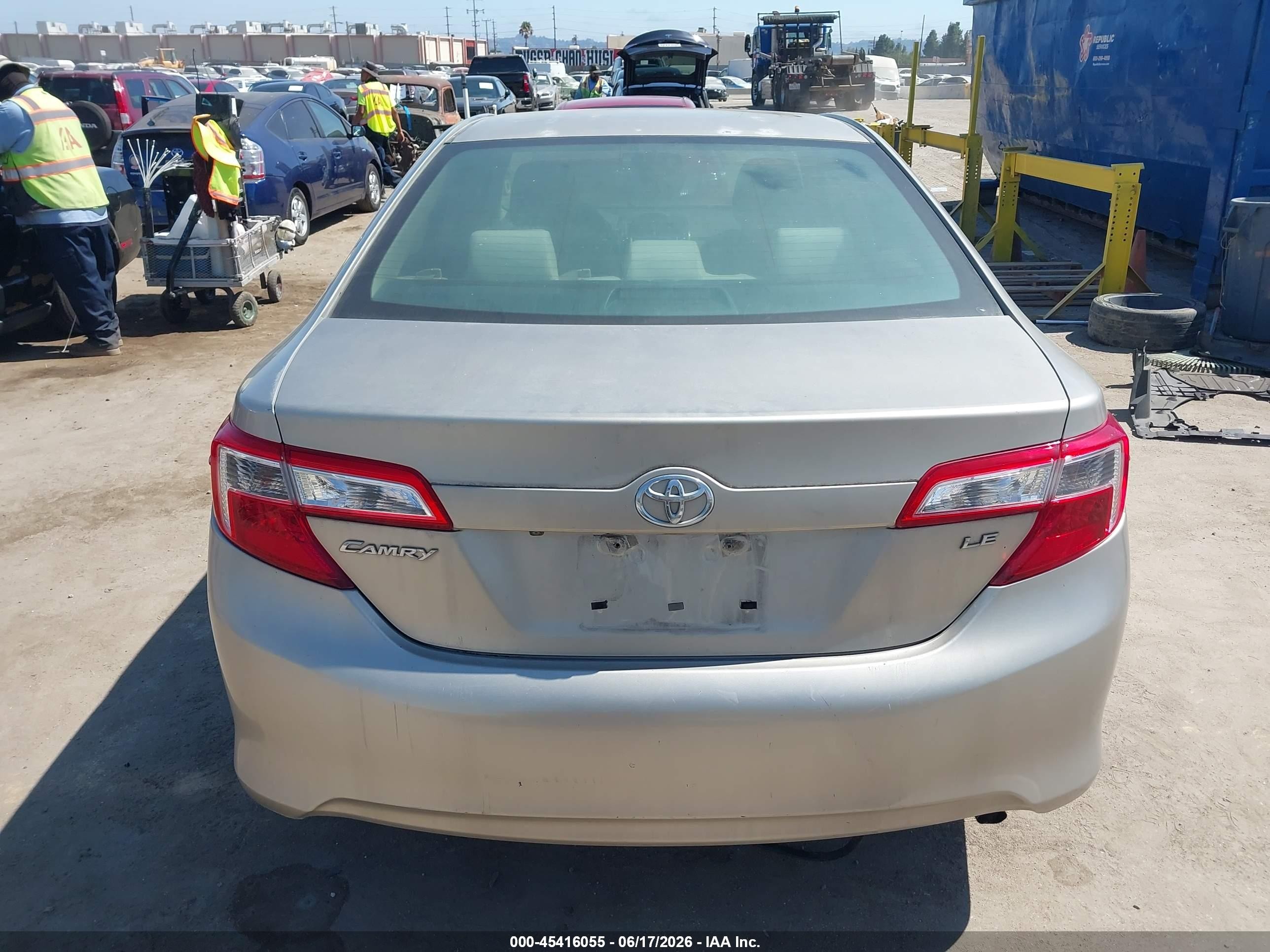 2014 Toyota Camry Le Серебряный vin: 4T4BF1FK7ER438103