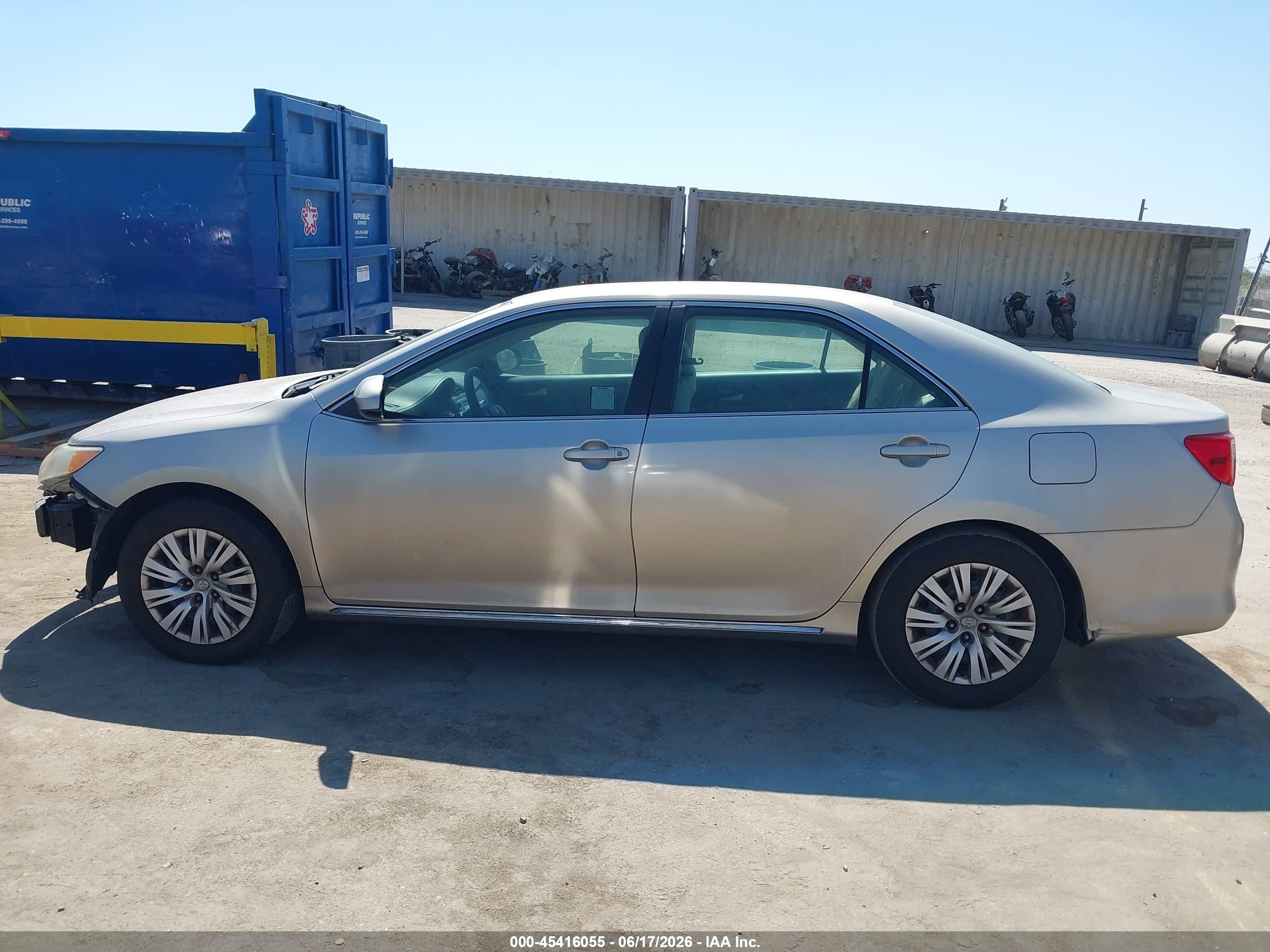 2014 Toyota Camry Le Серебряный vin: 4T4BF1FK7ER438103