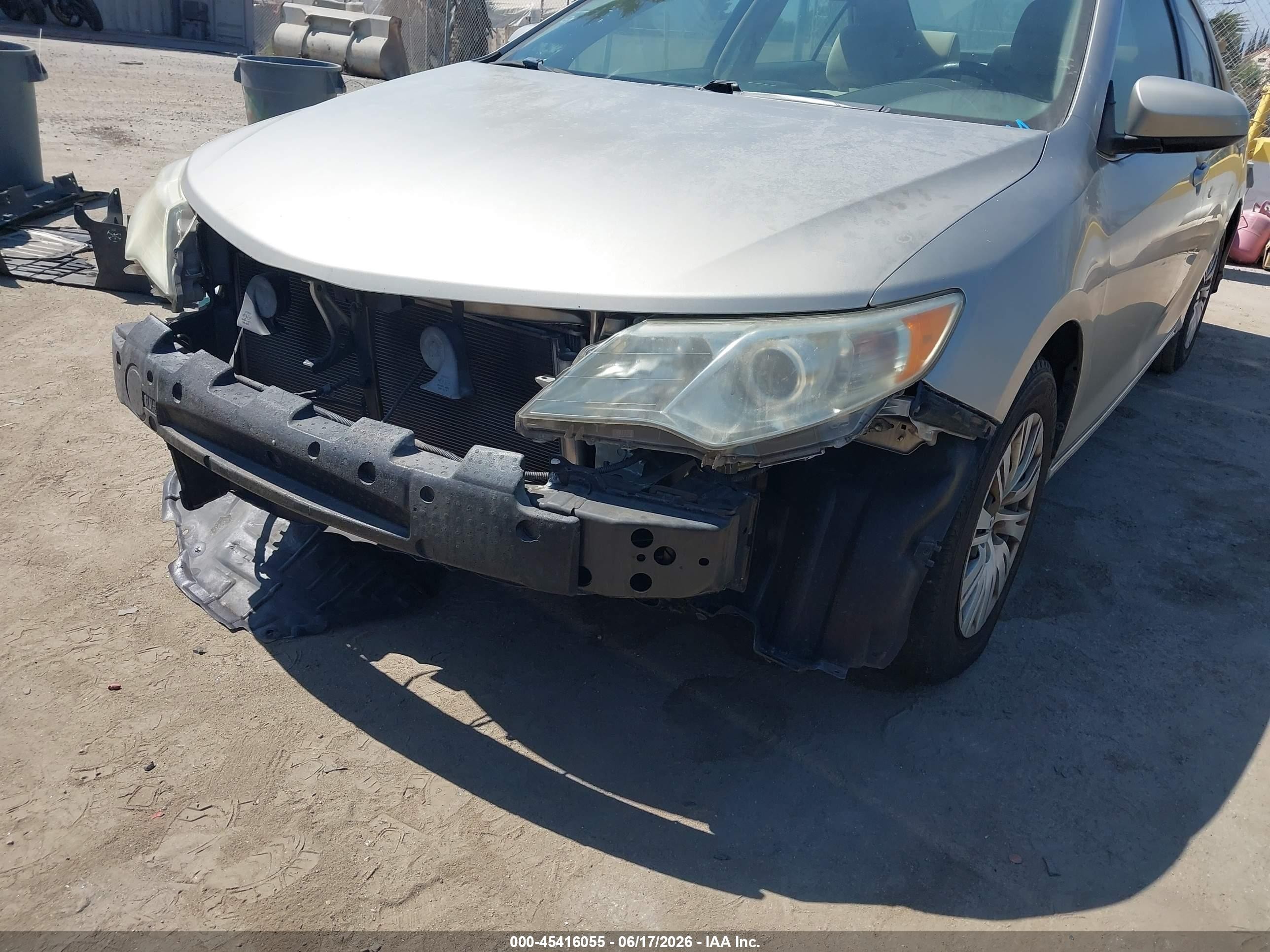 2014 Toyota Camry Le Серебряный vin: 4T4BF1FK7ER438103