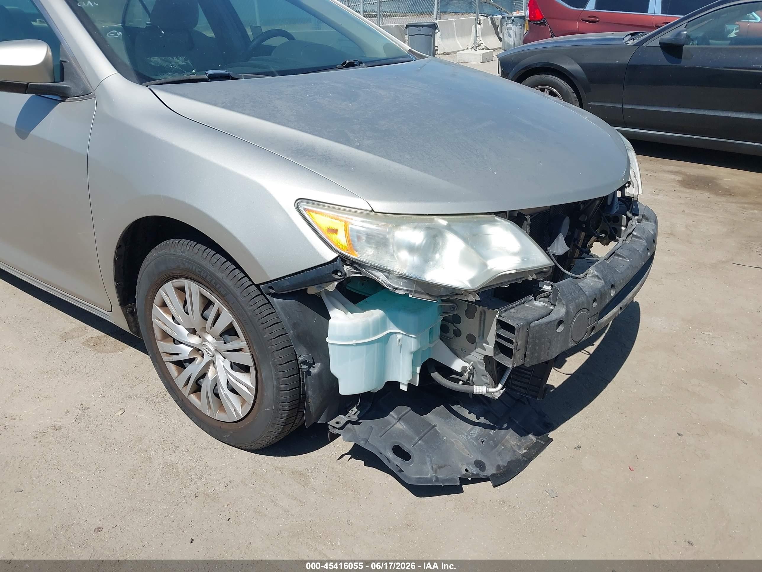 2014 Toyota Camry Le Серебряный vin: 4T4BF1FK7ER438103