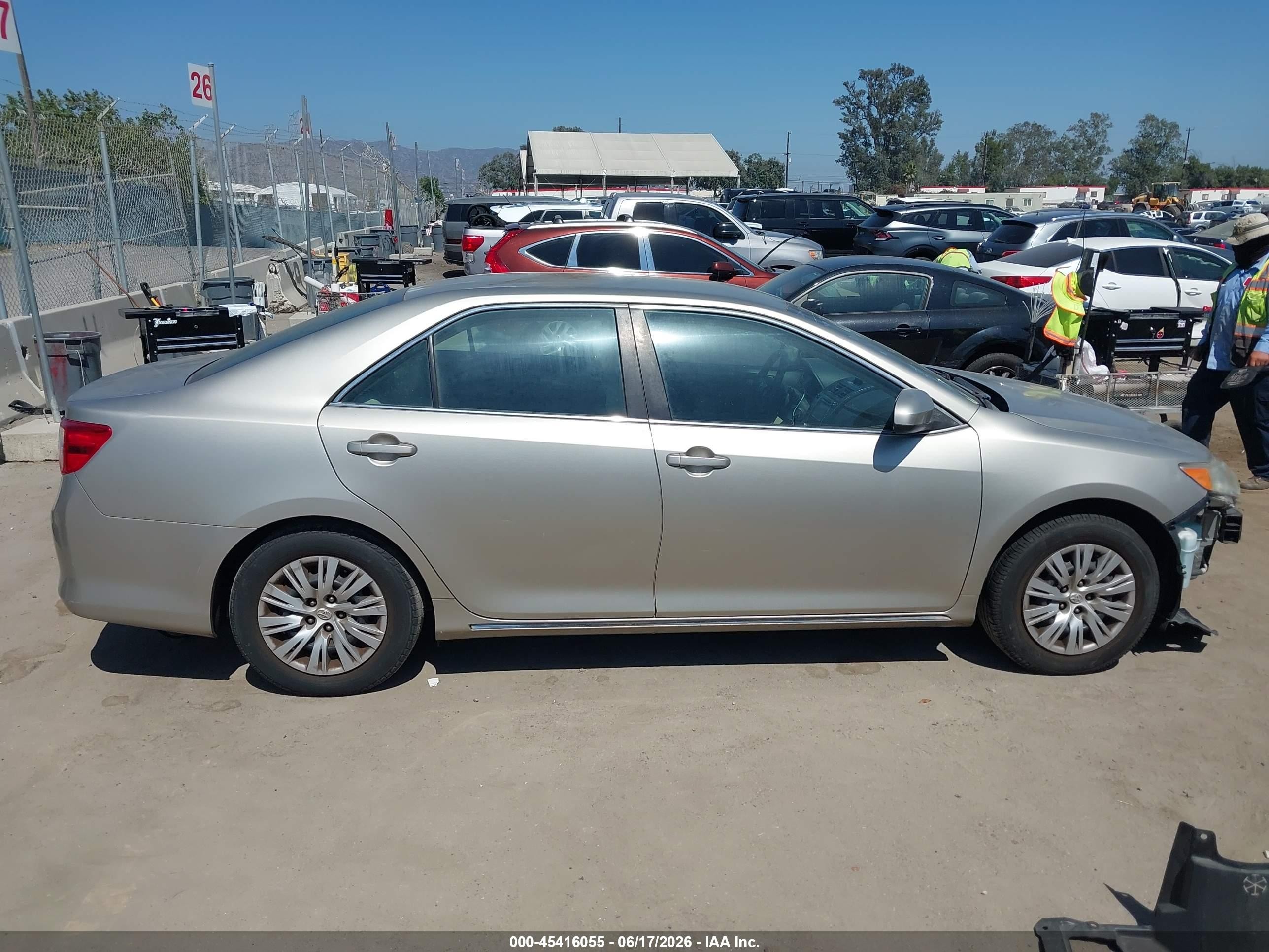 2014 Toyota Camry Le Серебряный vin: 4T4BF1FK7ER438103