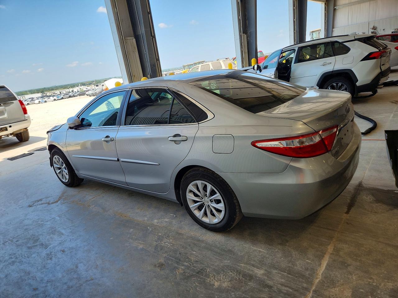 2015 Toyota Camry Le Серебряный vin: 4T4BF1FK7FR499503