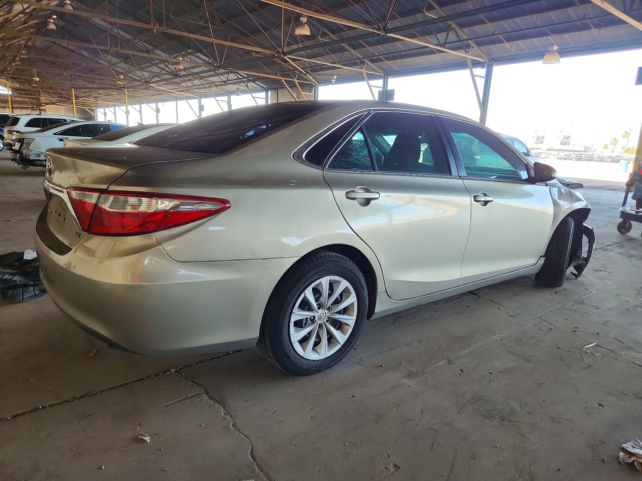 2016 Toyota Camry Le Gold vin: 4T4BF1FK7GR542917