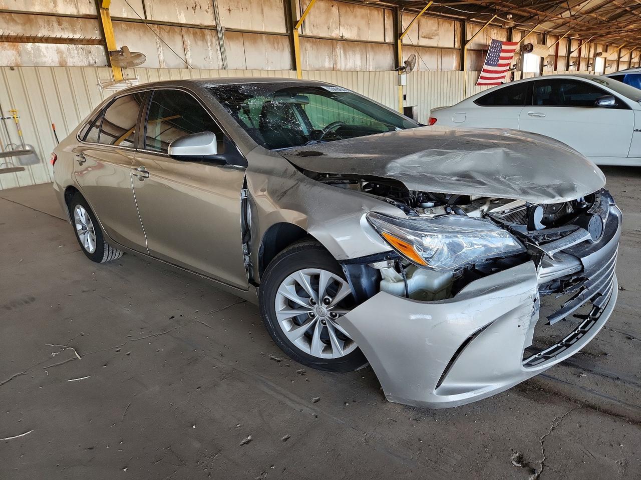 2016 Toyota Camry Le Gold vin: 4T4BF1FK7GR542917