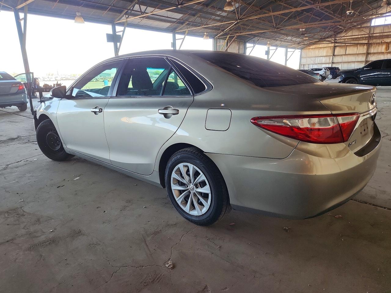 2016 Toyota Camry Le Gold vin: 4T4BF1FK7GR542917