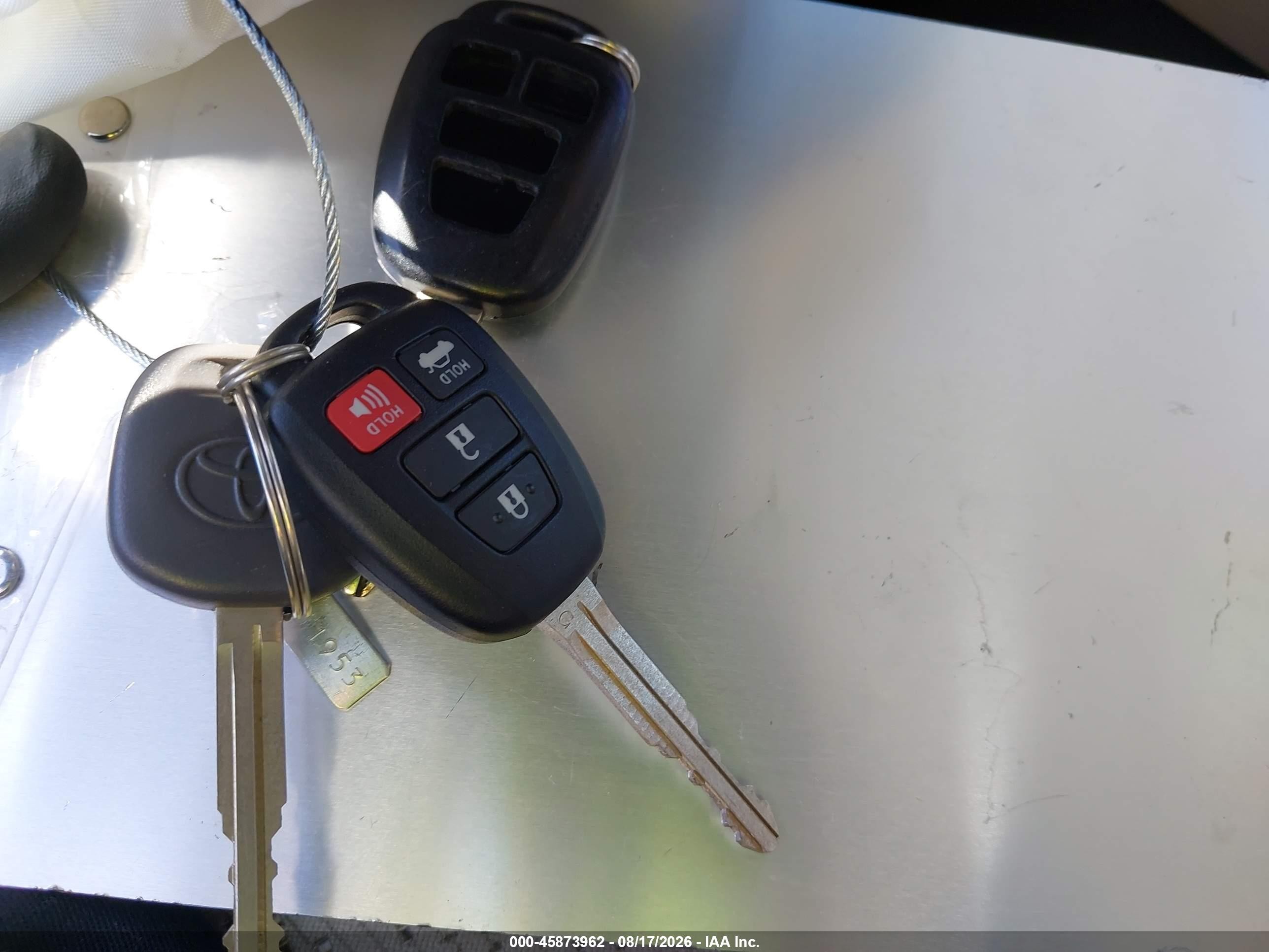 2013 Toyota Camry Le Серебряный vin: 4T4BF1FK8DR277646