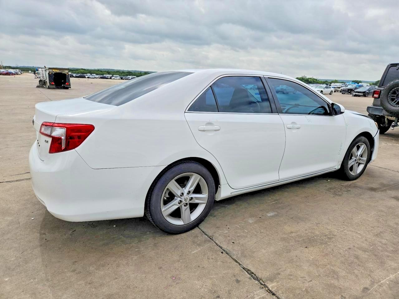2013 Toyota Camry Le Белый vin: 4T4BF1FK8DR295970