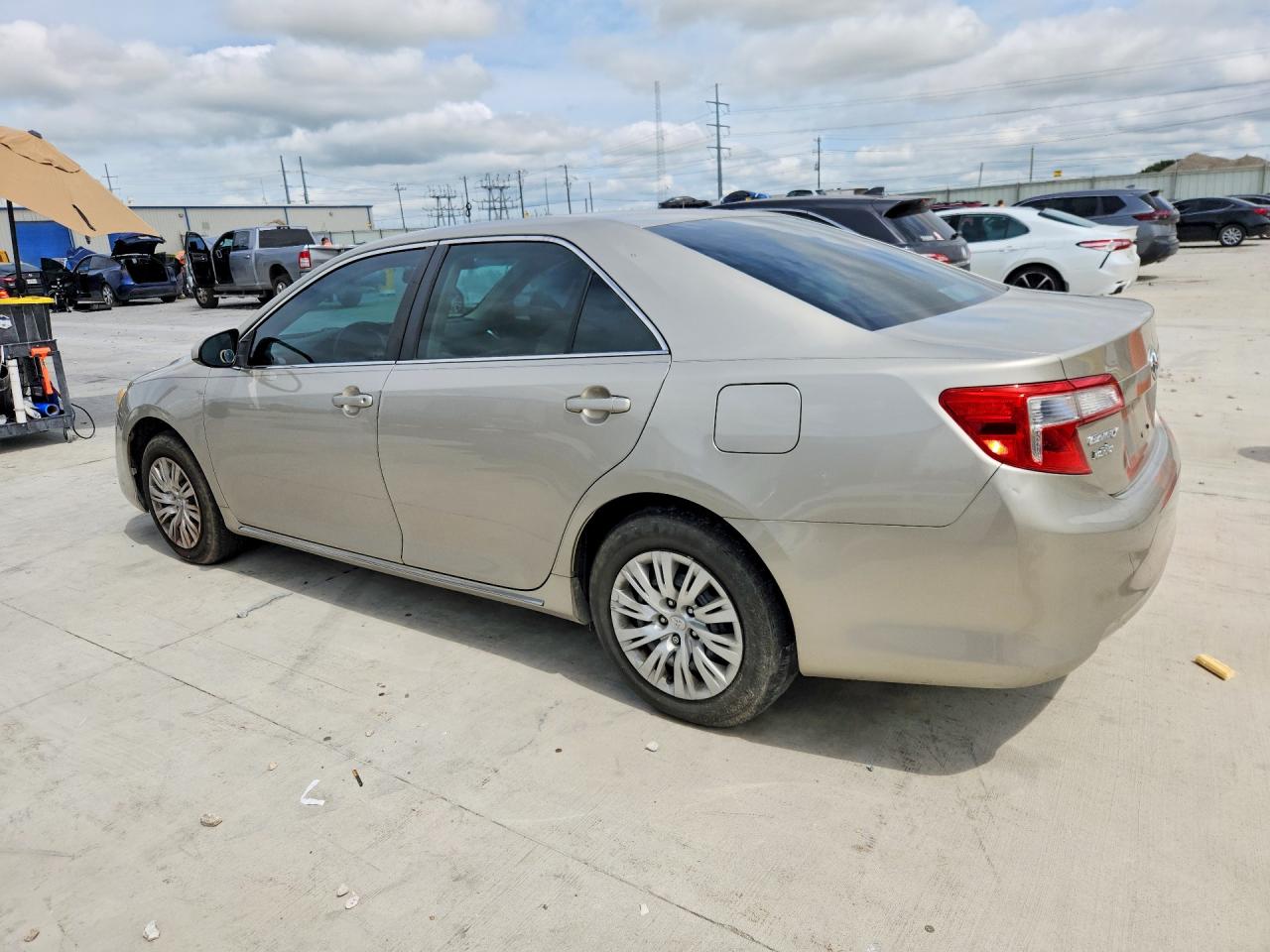 2013 Toyota Camry Le Gold vin: 4T4BF1FK8DR317000