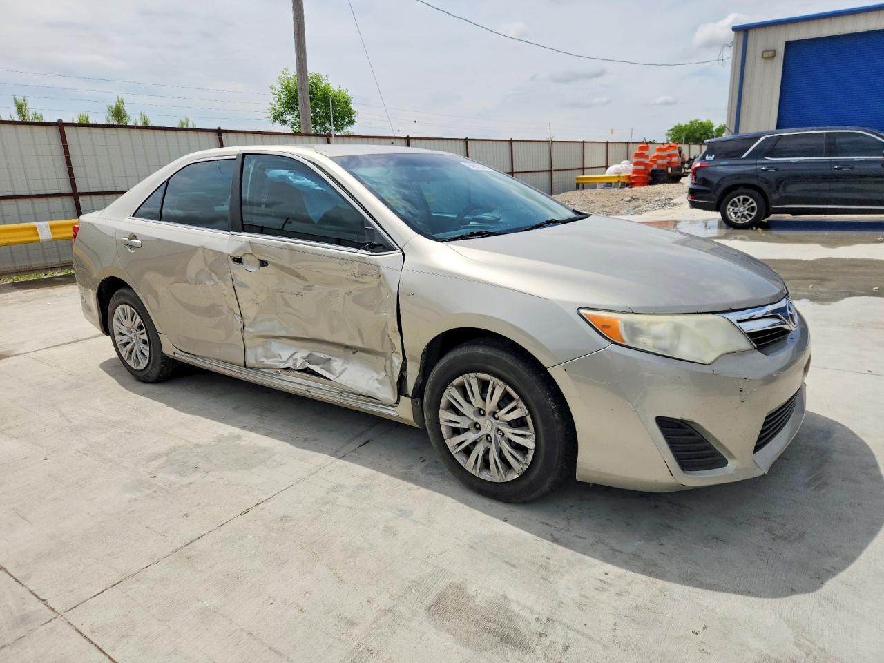 2013 Toyota Camry Le Gold vin: 4T4BF1FK8DR317000