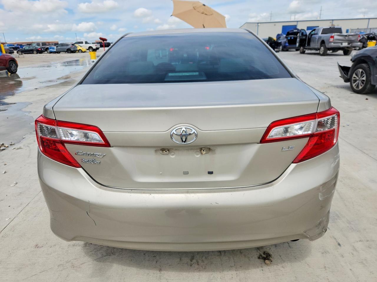 2013 Toyota Camry Le Gold vin: 4T4BF1FK8DR317000