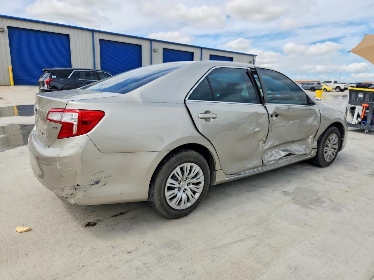 2013 Toyota Camry Le Gold vin: 4T4BF1FK8DR317000