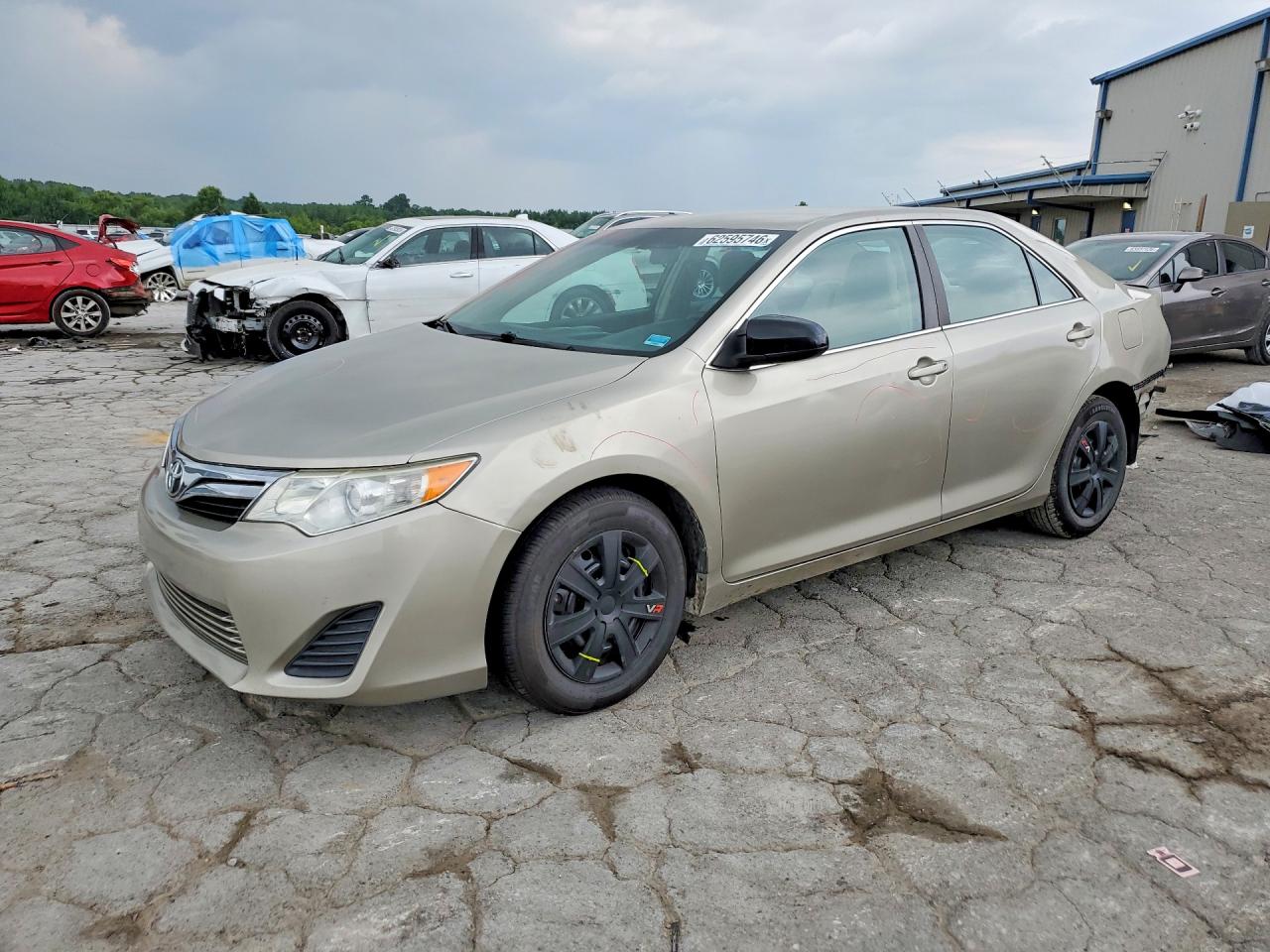 2013 Toyota Camry Le Tan vin: 4T4BF1FK8DR334220