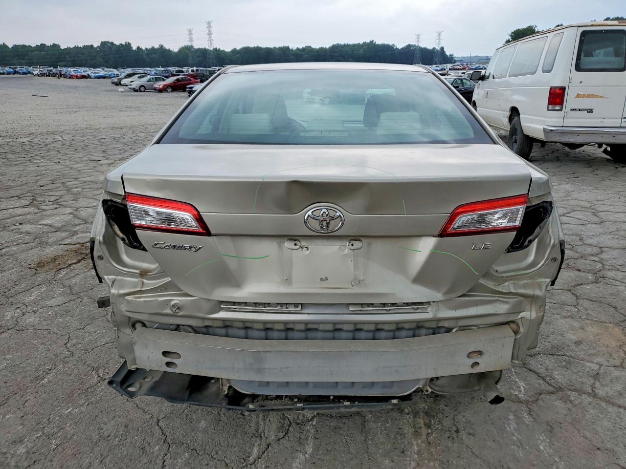 2013 Toyota Camry Le Tan vin: 4T4BF1FK8DR334220