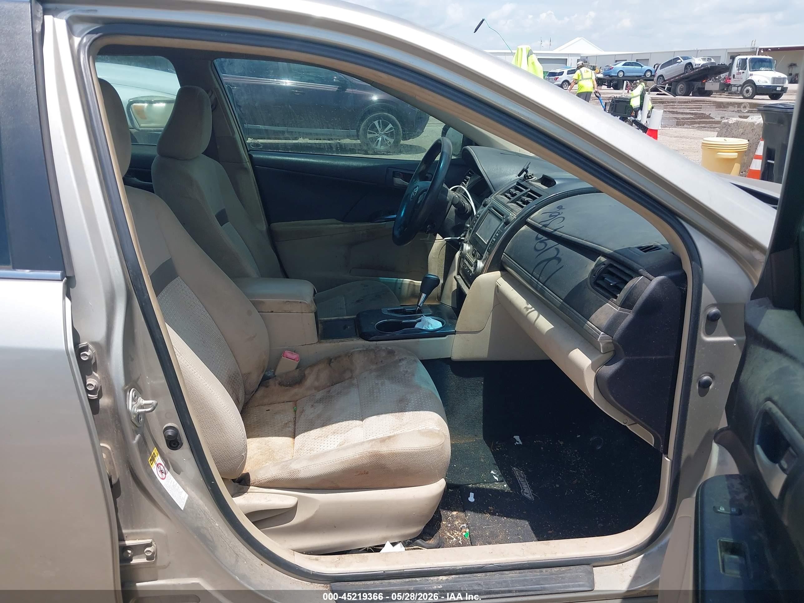2014 Toyota Camry Le Gold vin: 4T4BF1FK8ER374783