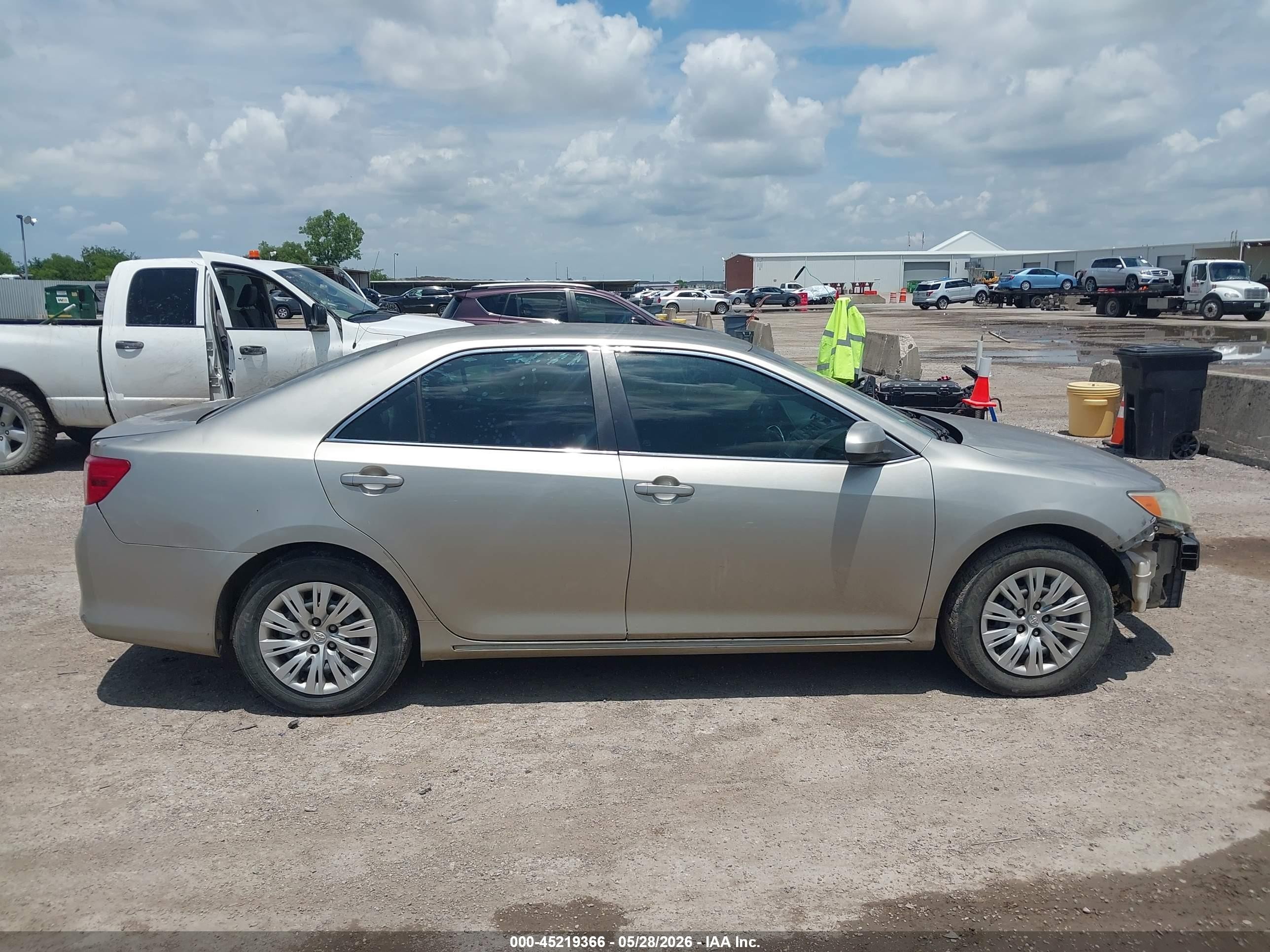 2014 Toyota Camry Le Gold vin: 4T4BF1FK8ER374783