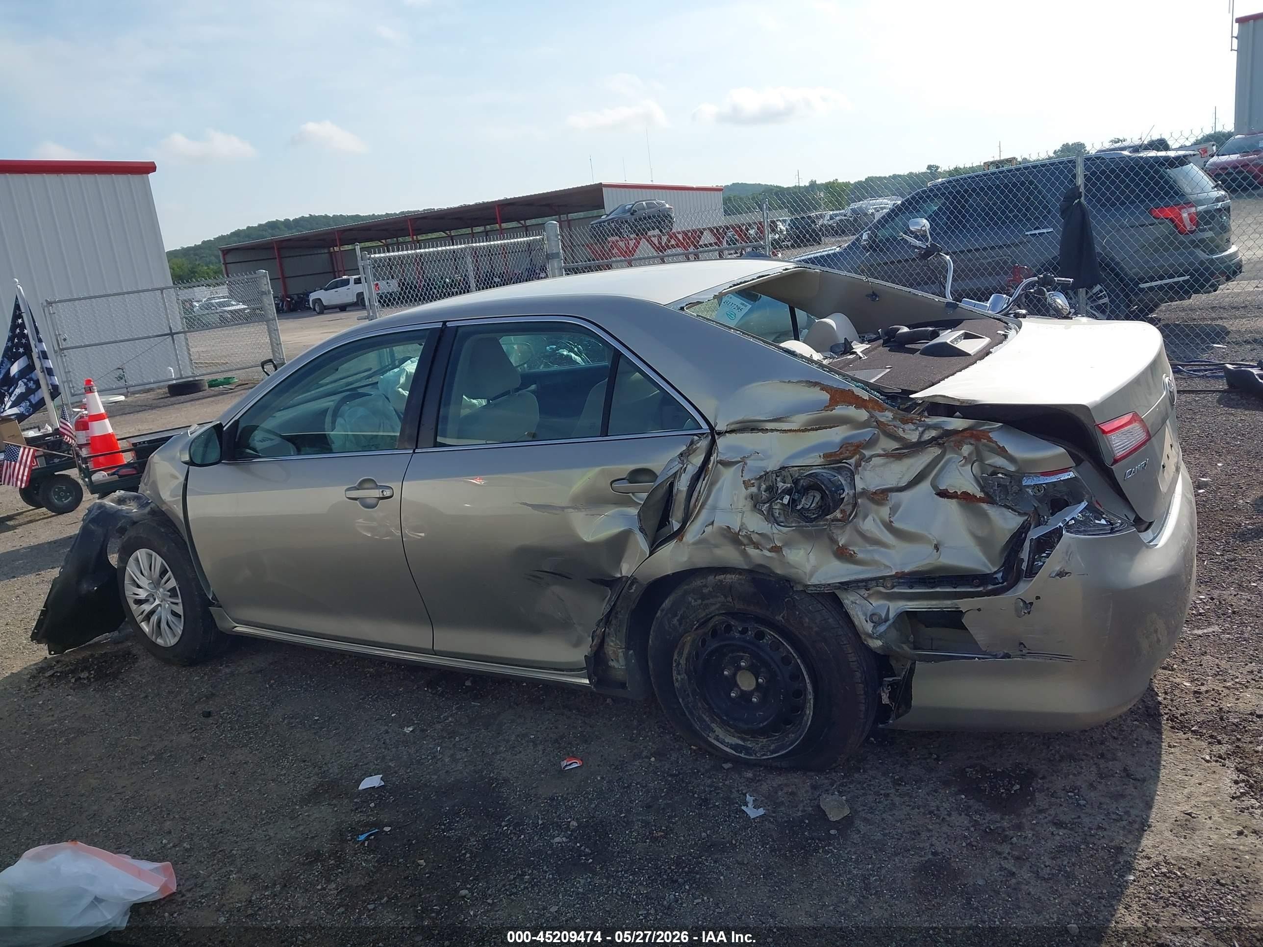 2014 Toyota Camry Le Silver vin: 4T4BF1FK8ER382737